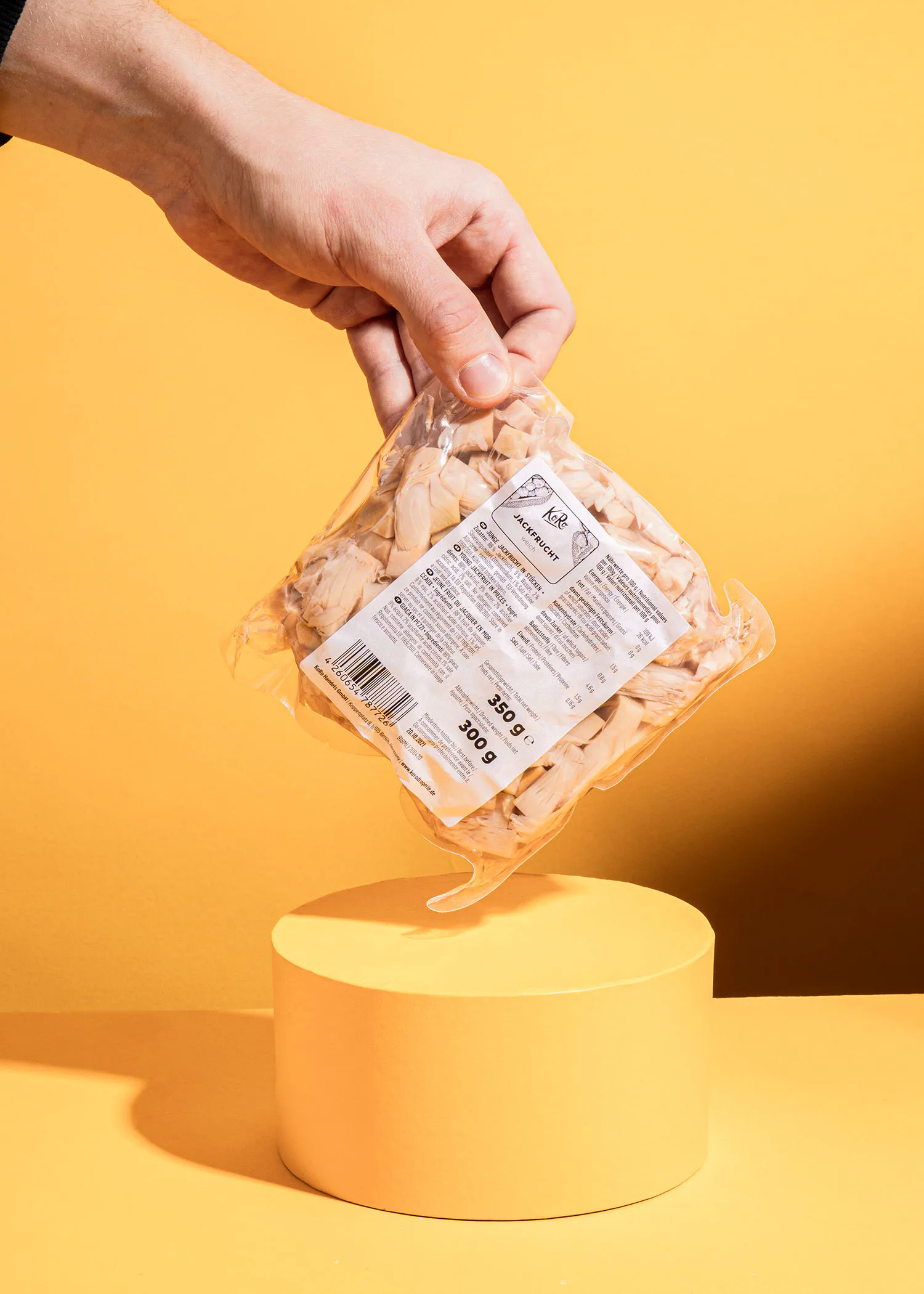 a person is holding a bag of food that says 350 g on it