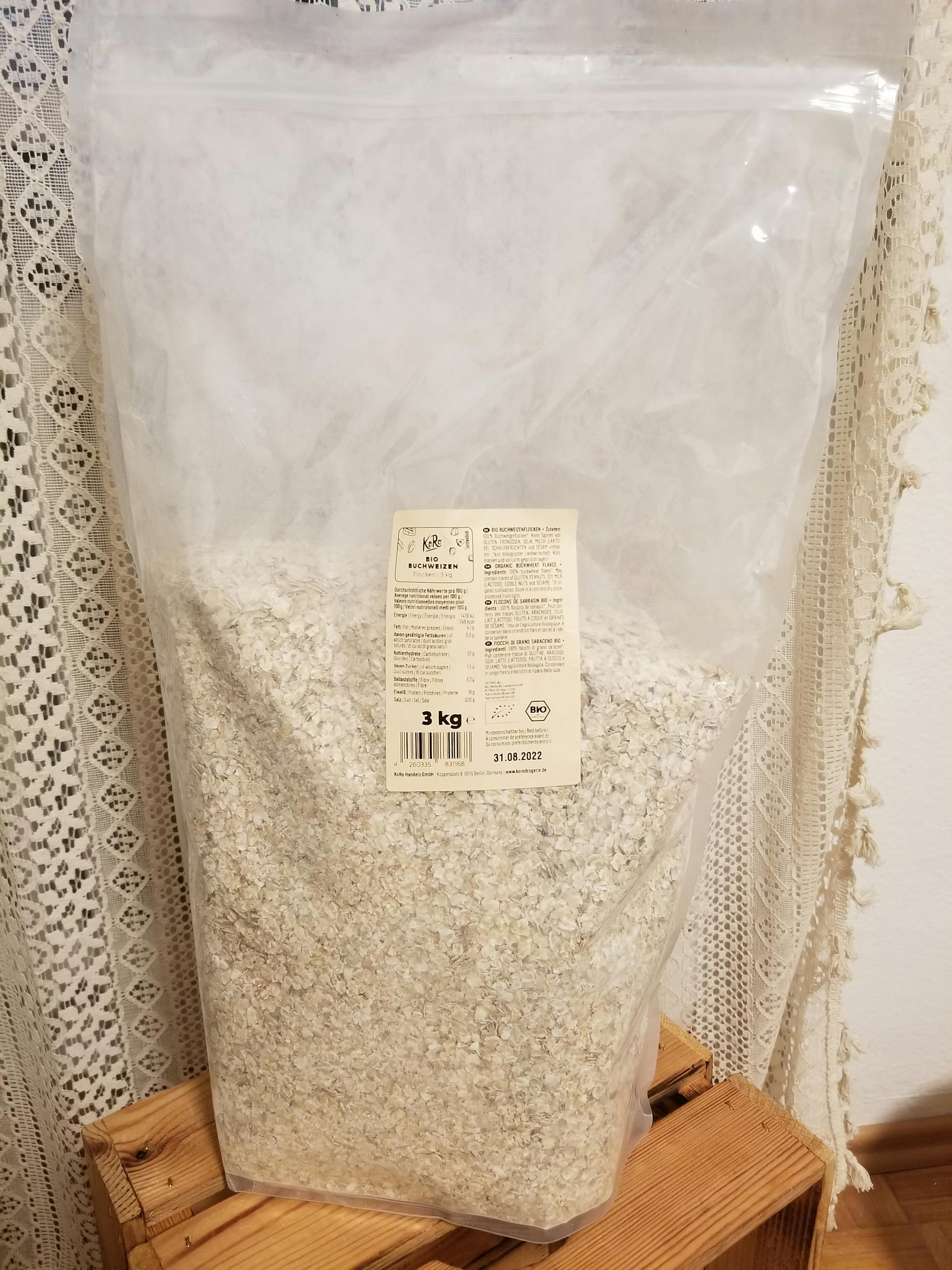 un sacchetto di avena seduta su un tavolo di legno