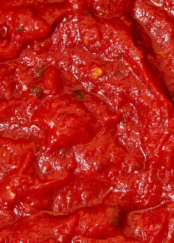 un gros plan d' une sauce tomate