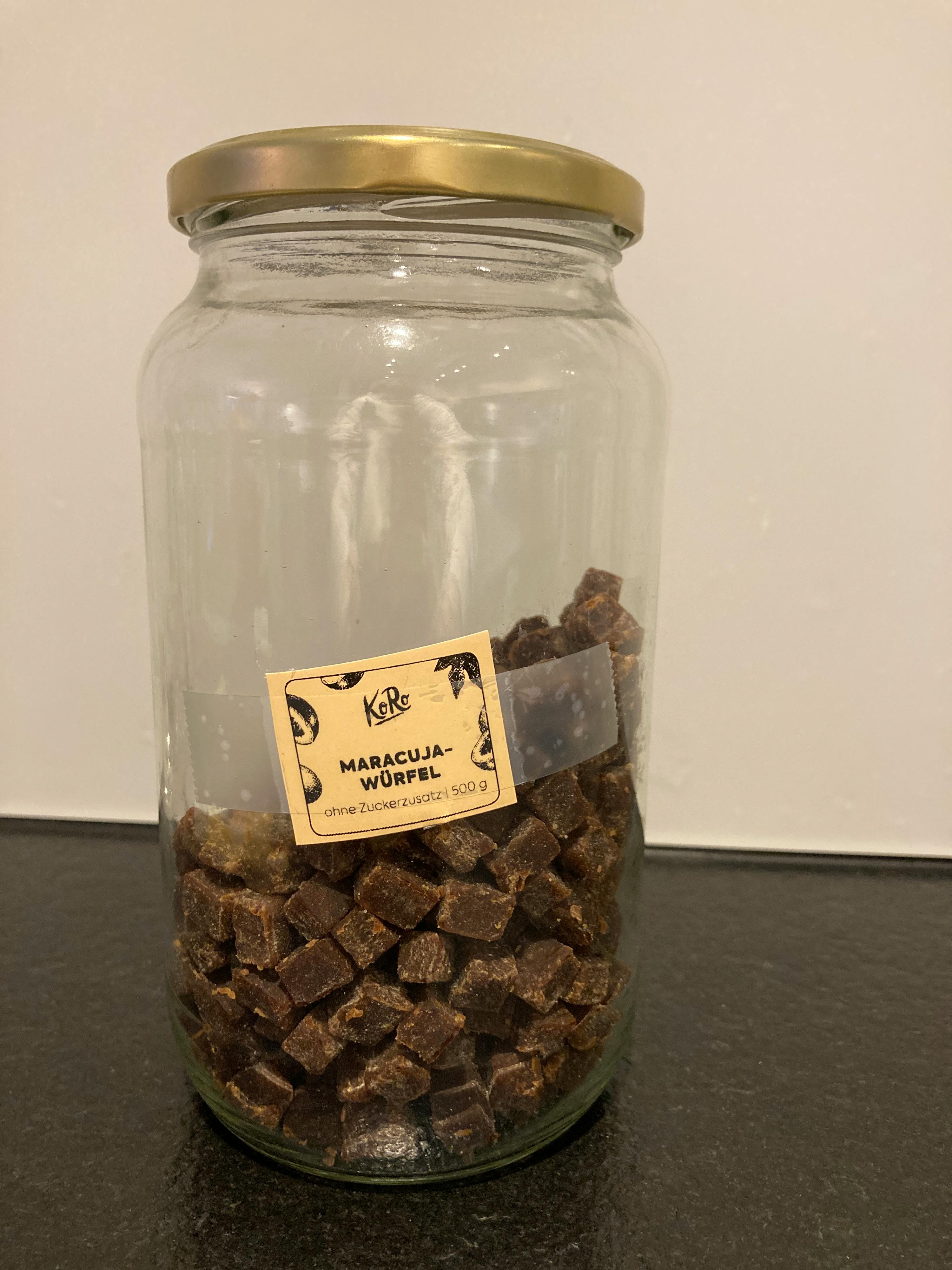 un bocal en verre rempli de morceaux de chocolat avec une étiquette sur le dessus