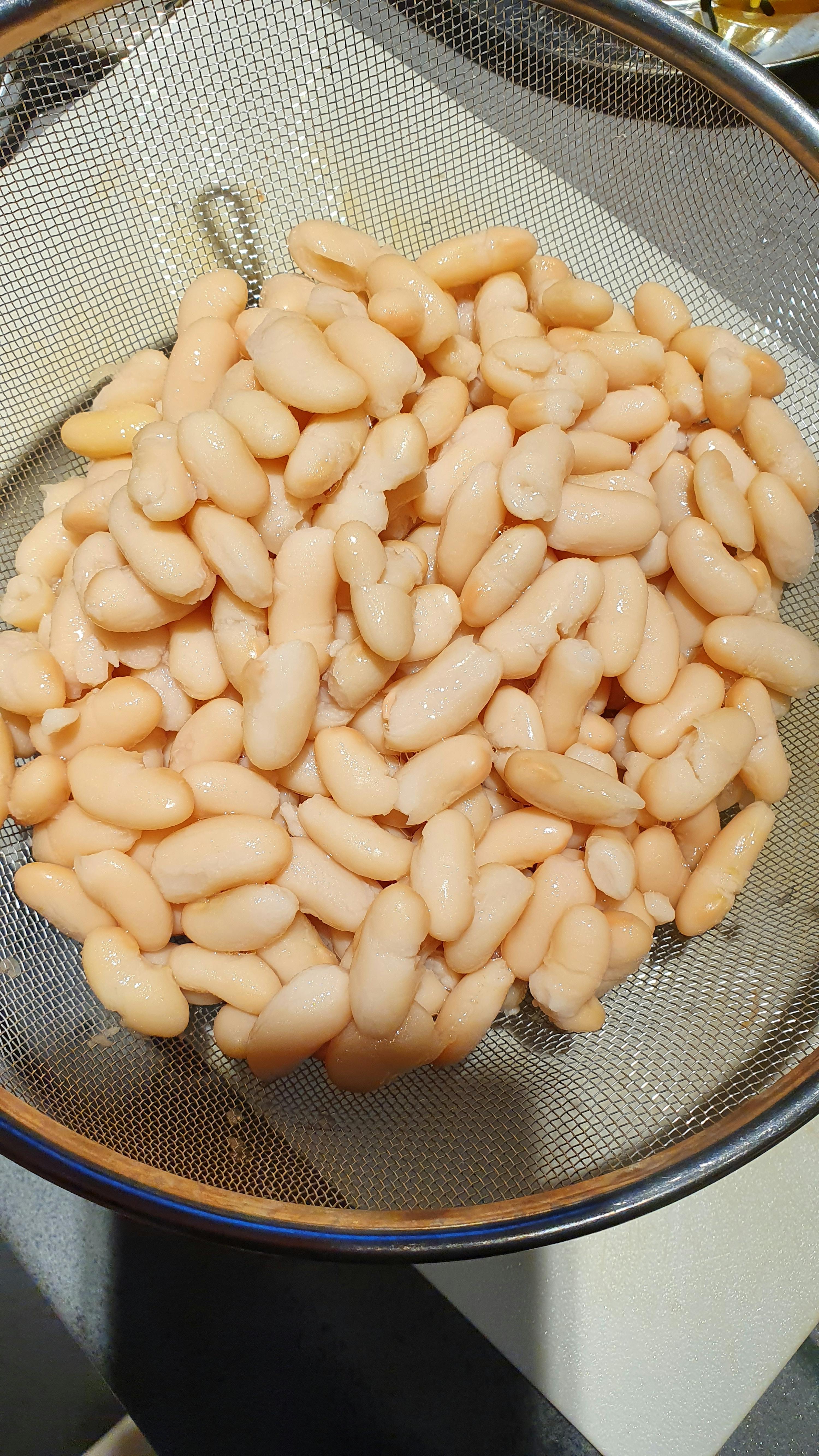 una ciotola piena di fagioli bianchi su un tavolo