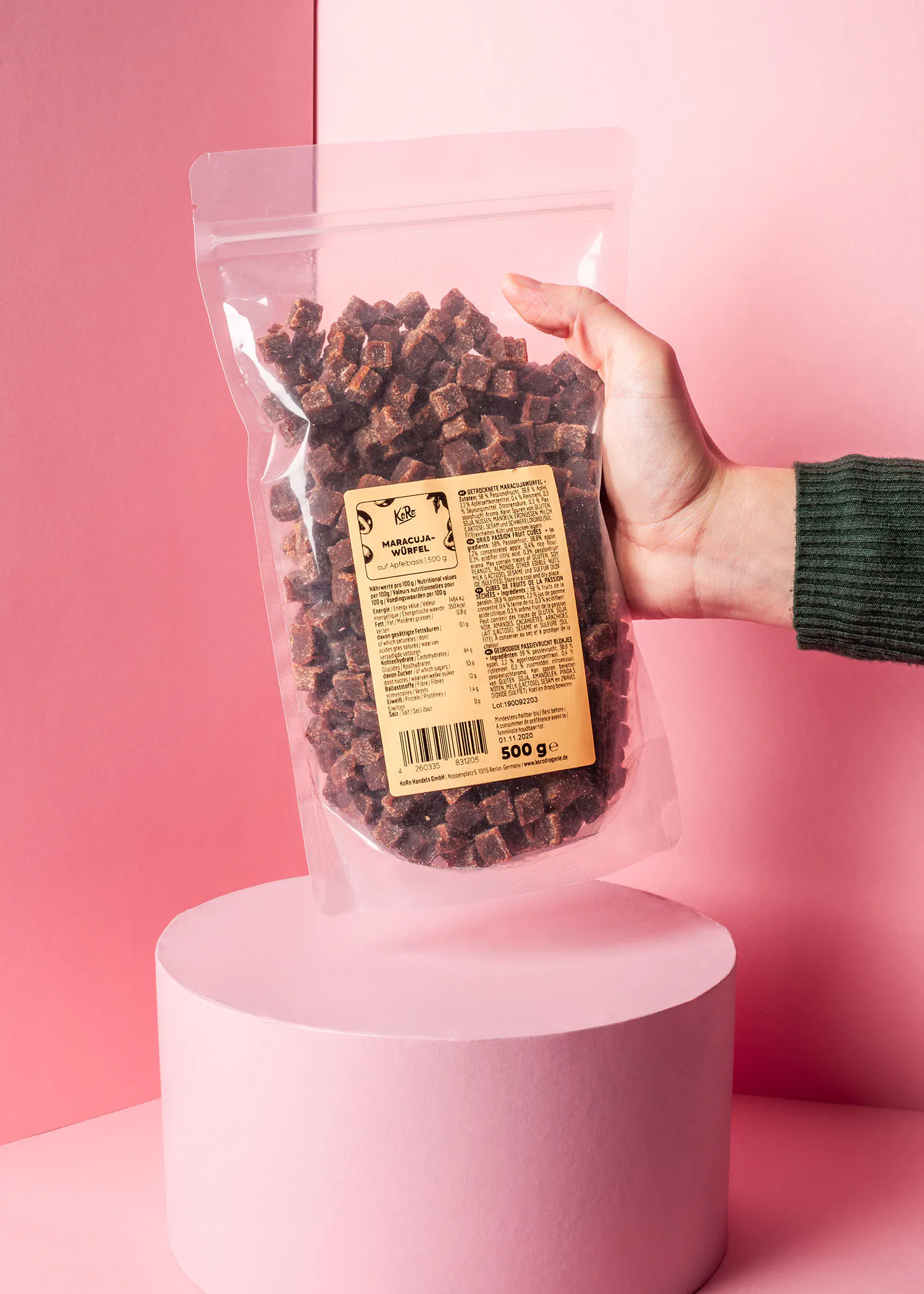 a person is holding a bag of food that is 500 g