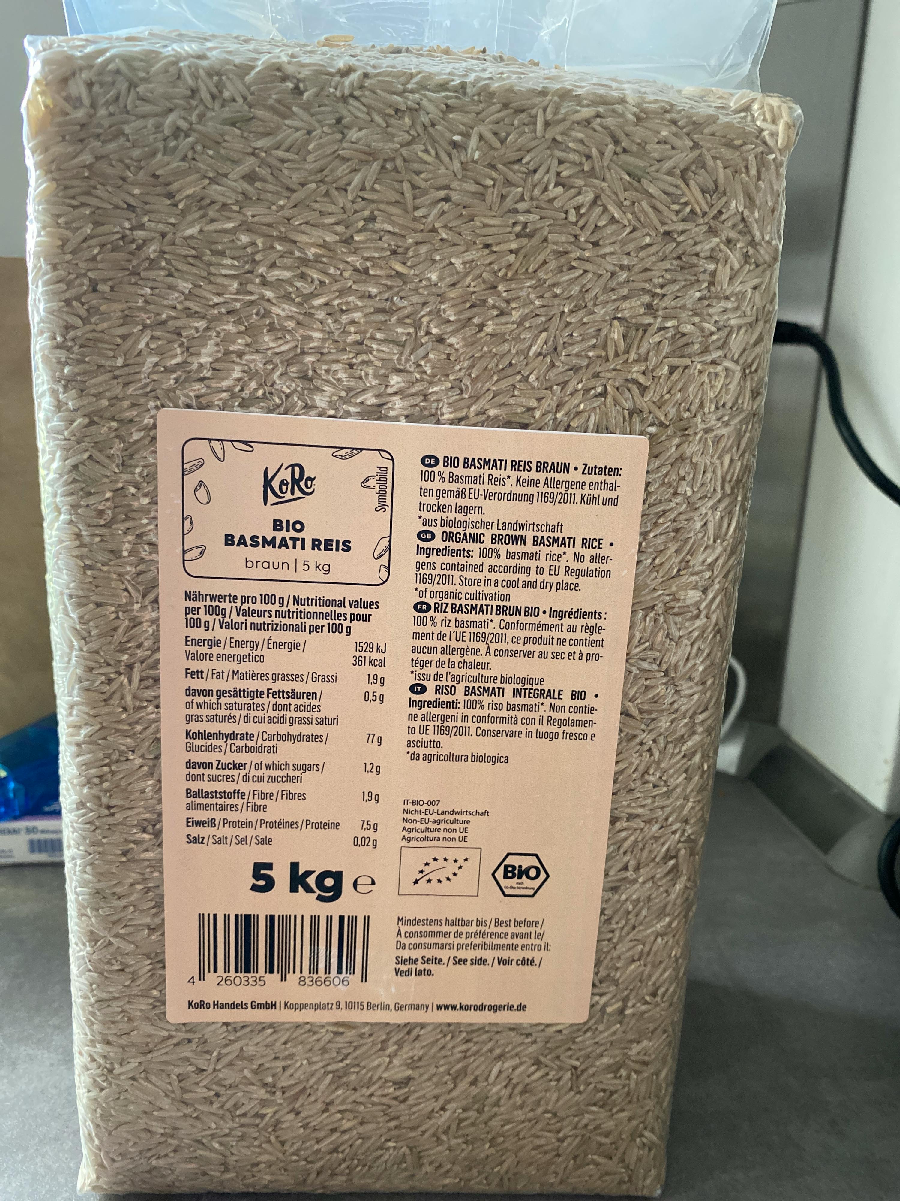 ein 5 kg brauner Reis steht auf einem Tisch