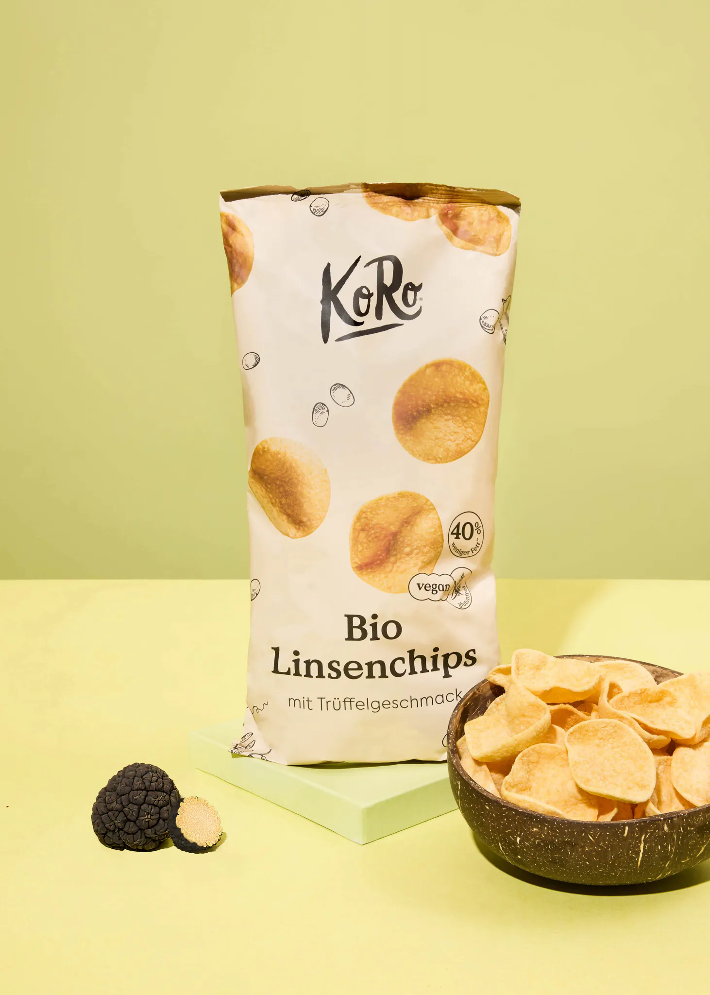un sac de chips bio est assis sur une table à côté d' un bol de chips