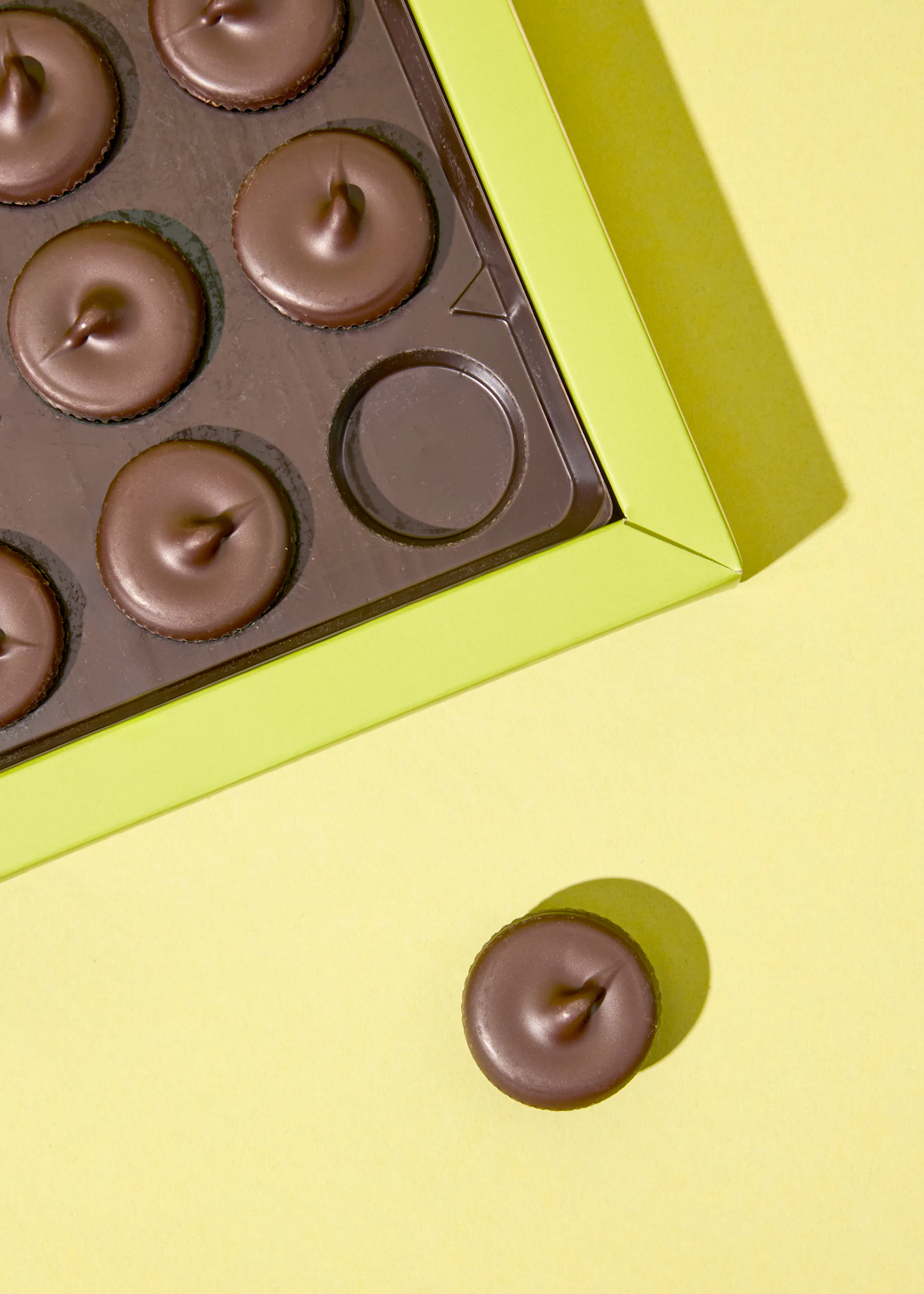 une boîte verte remplie de biscuits au chocolat