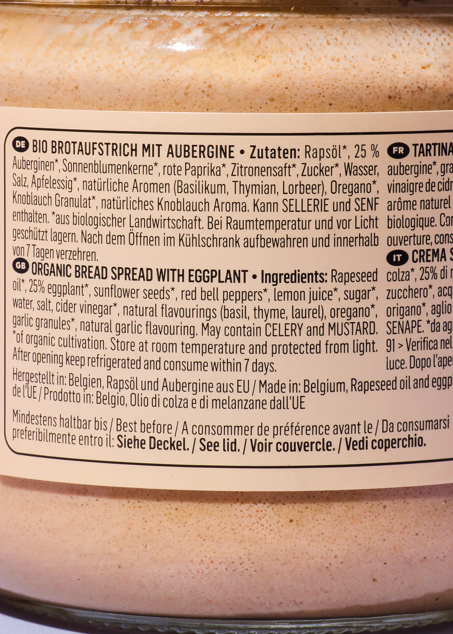 etikett eines bio-brotaufstrichs mit aubergine, das die zutatenliste und lagerungshinweise in deutscher, englischer, französischer und italienischer sprache auflistet.