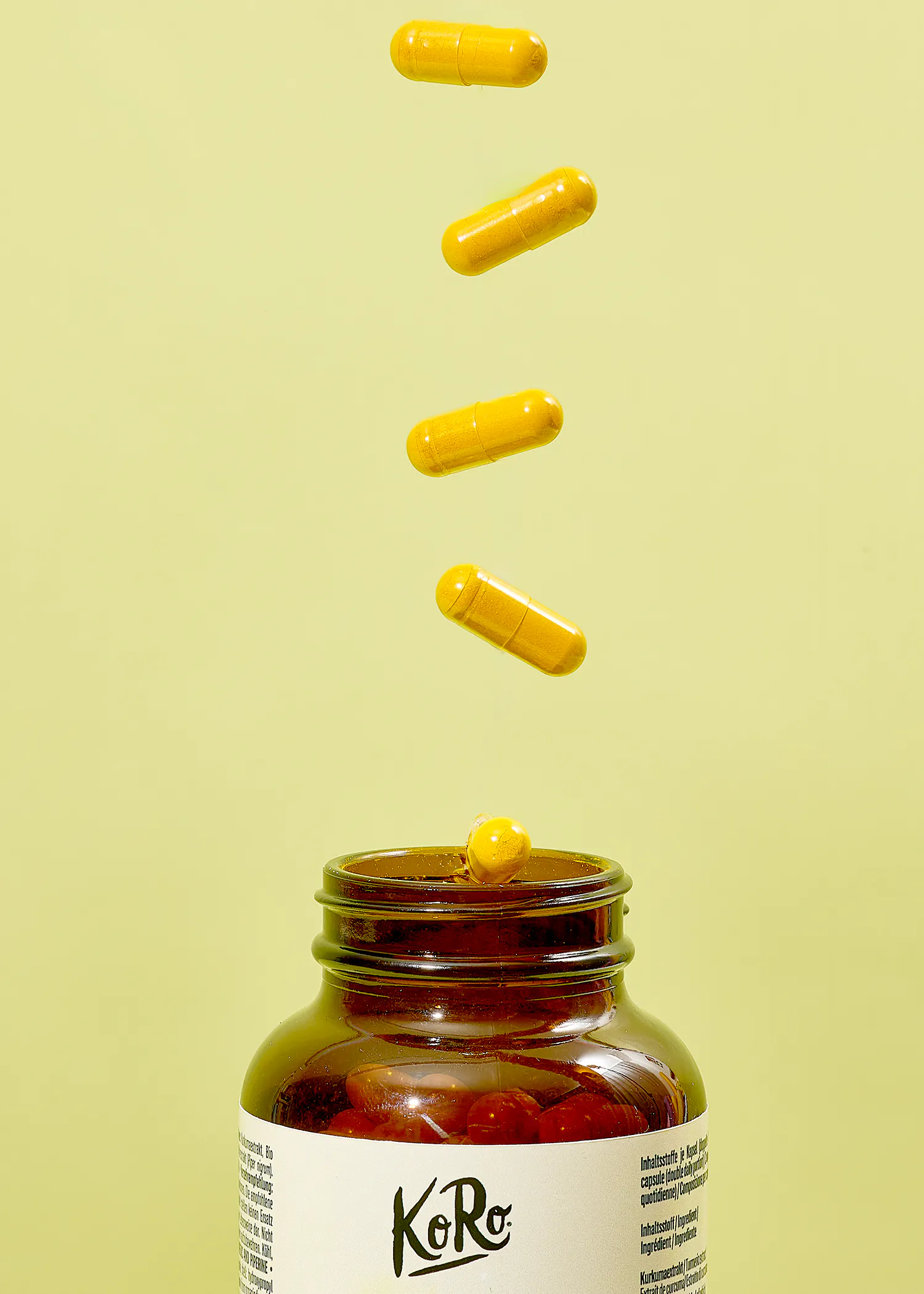 des pilules jaunes tombent d' une bouteille de pilules koro