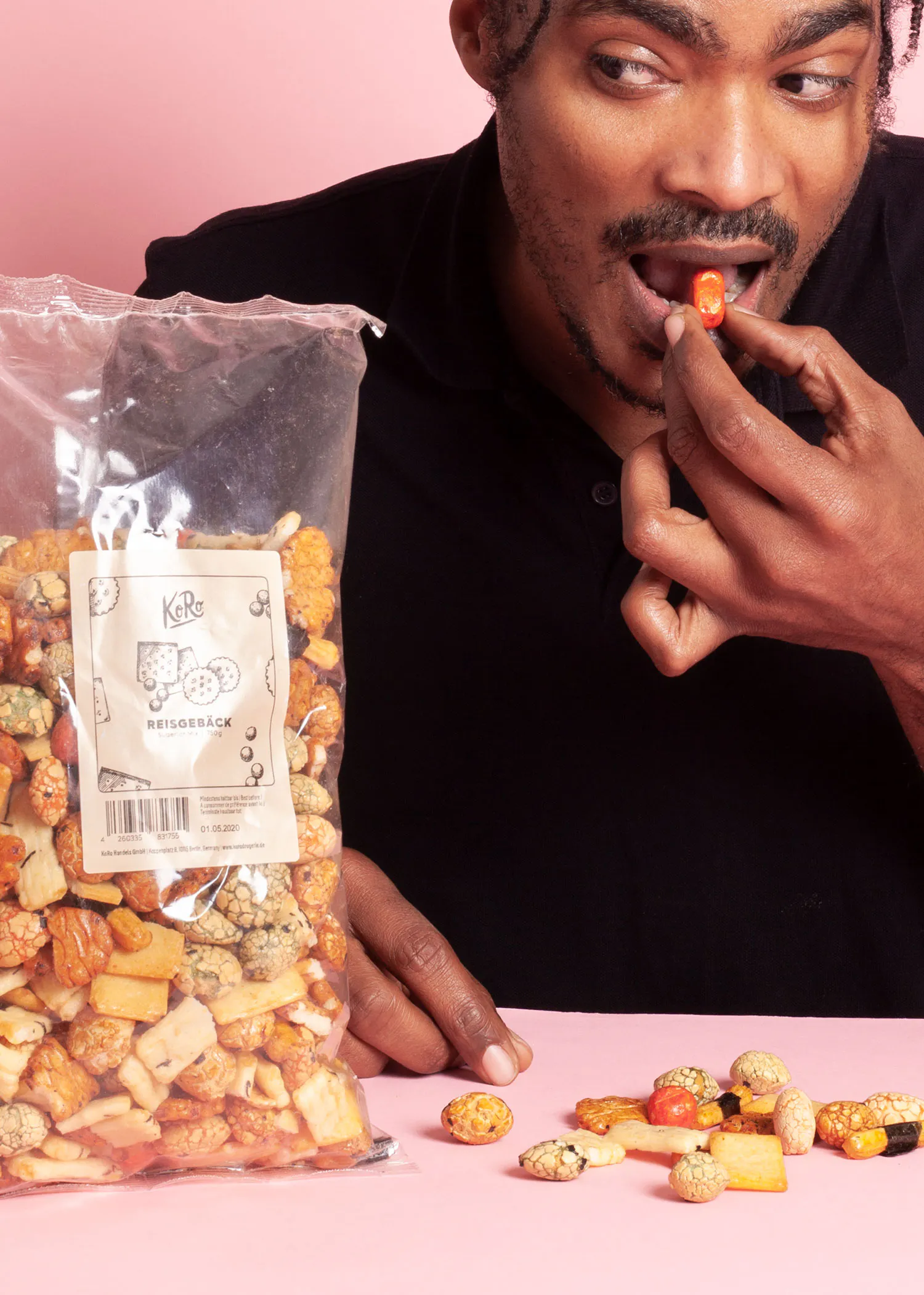 un homme mange une collation à côté d' un sac de nourriture