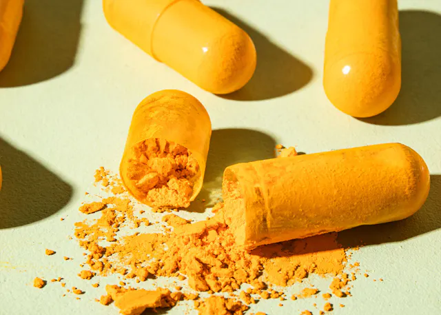 eine gelbe Kapsel mit einem Stück darin