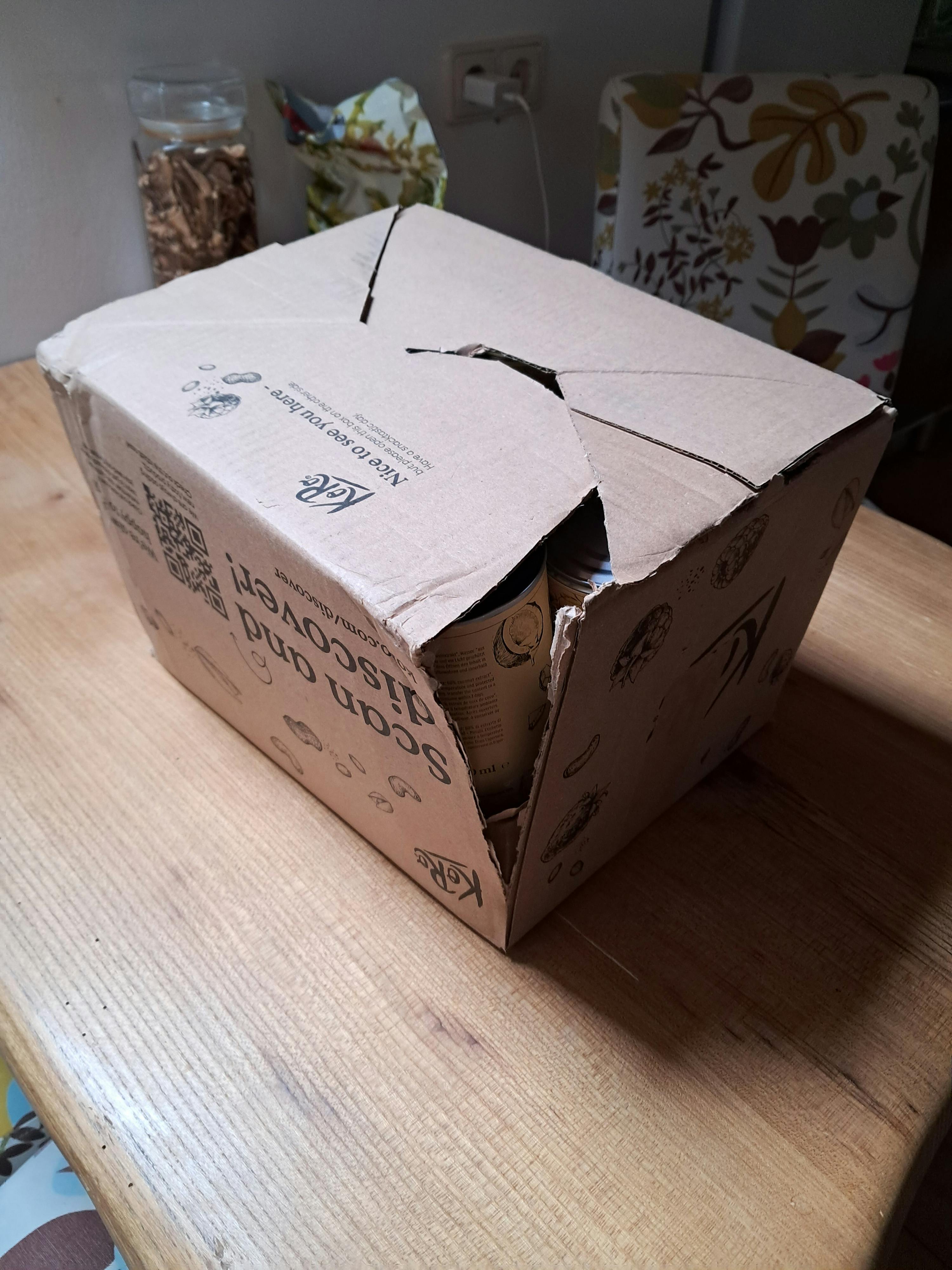 ein zerbrochener karton steht auf einem tisch