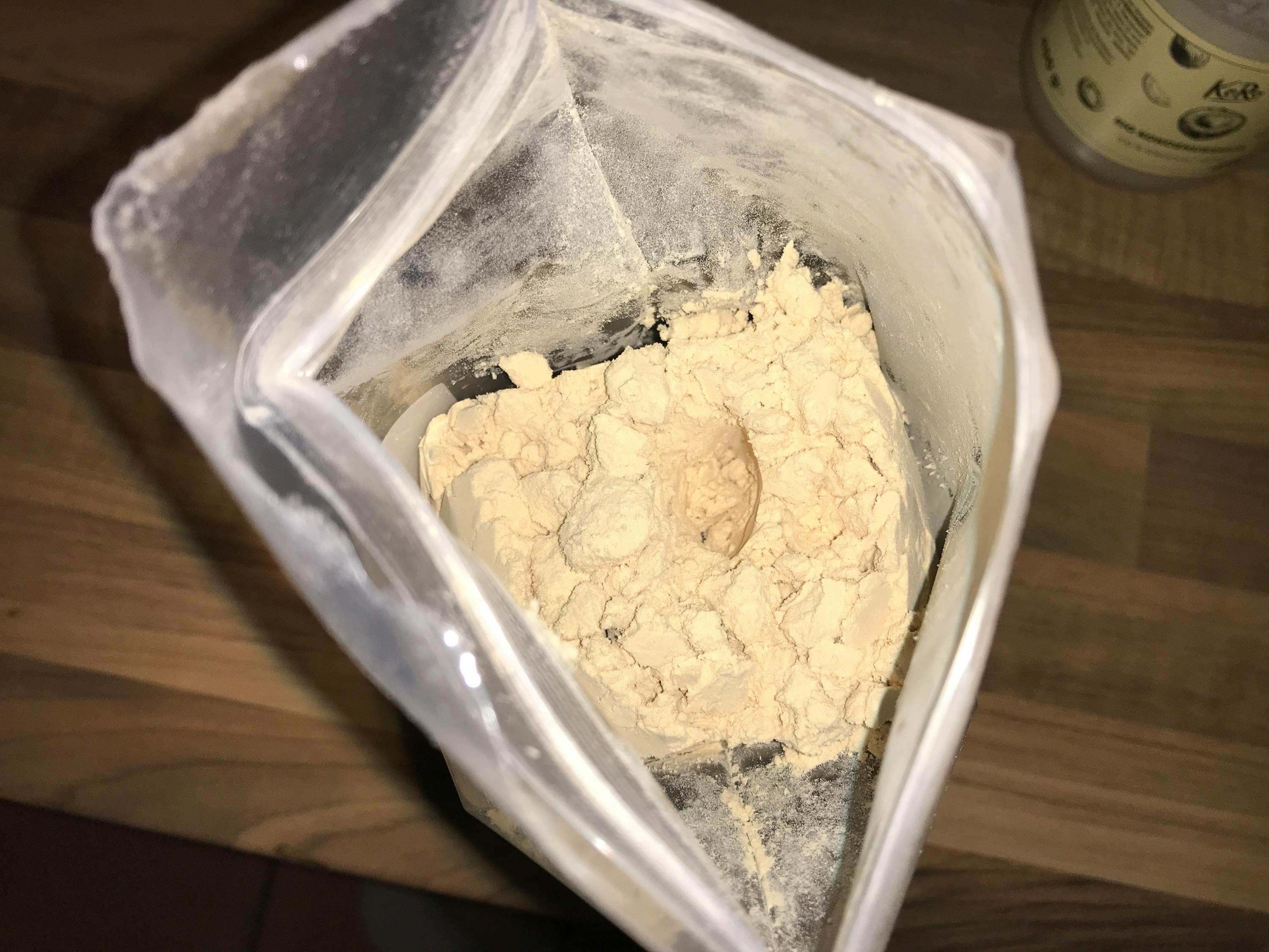 ein Plastikbeutel mit einem Löffel darin auf einem Holztisch