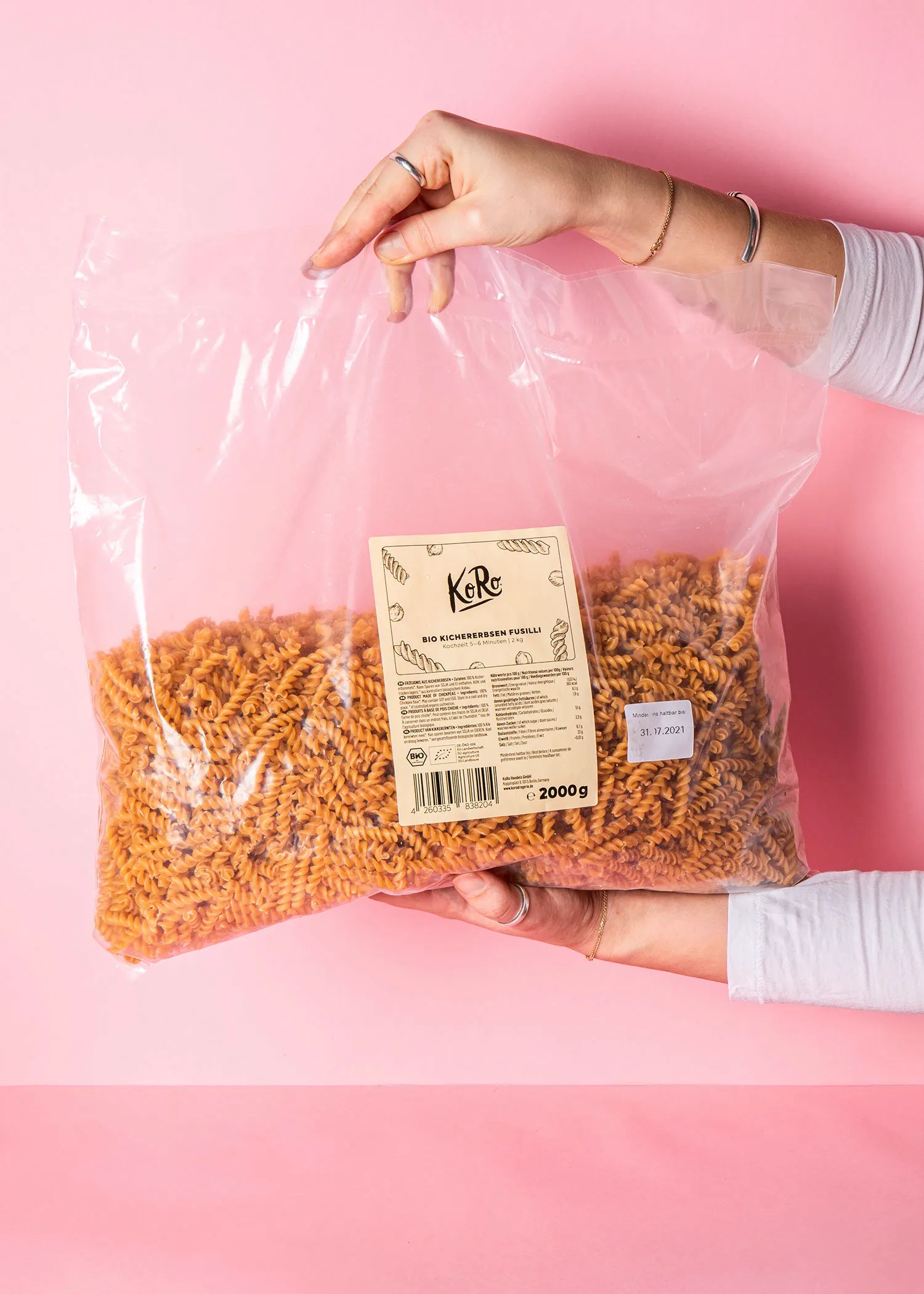 une personne tient un sac de pâtes avec une étiquette à côté