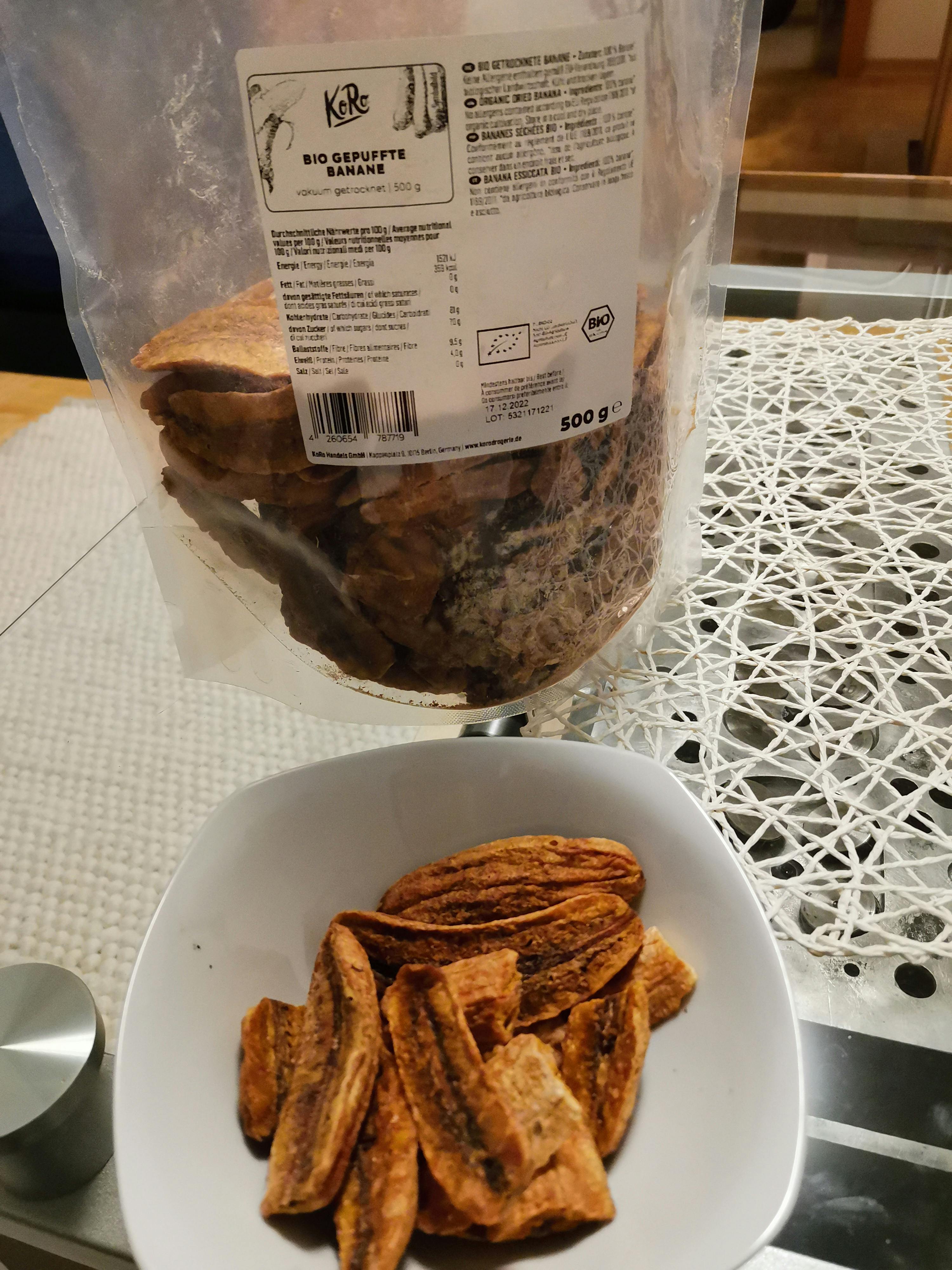 a bag of bio gepuffte bananen sits next to a bowl of banana chips