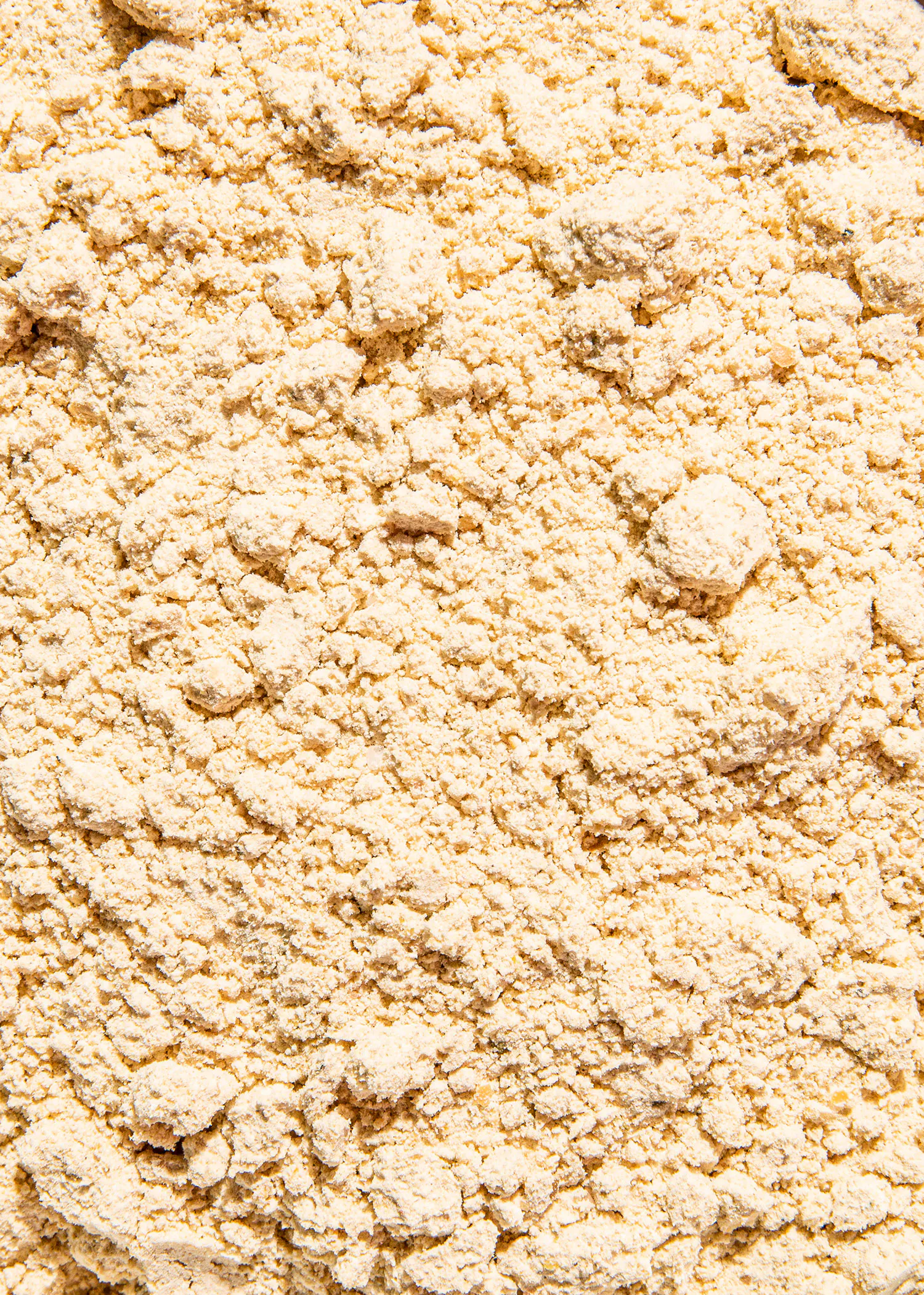 un gros plan d' un tas de poudre jaune