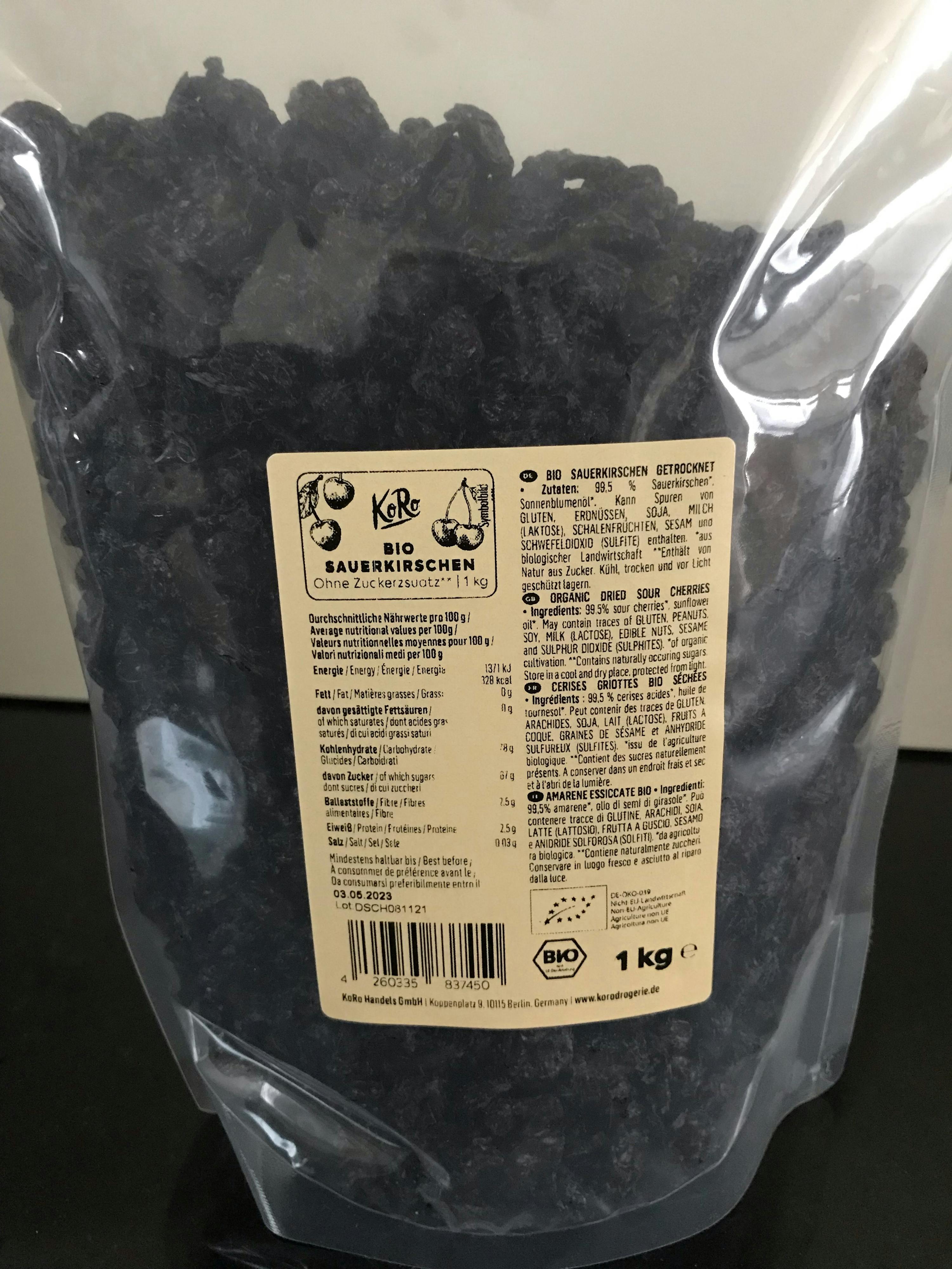 un sac en plastique contenant des raisins noirs avec une étiquette blanche