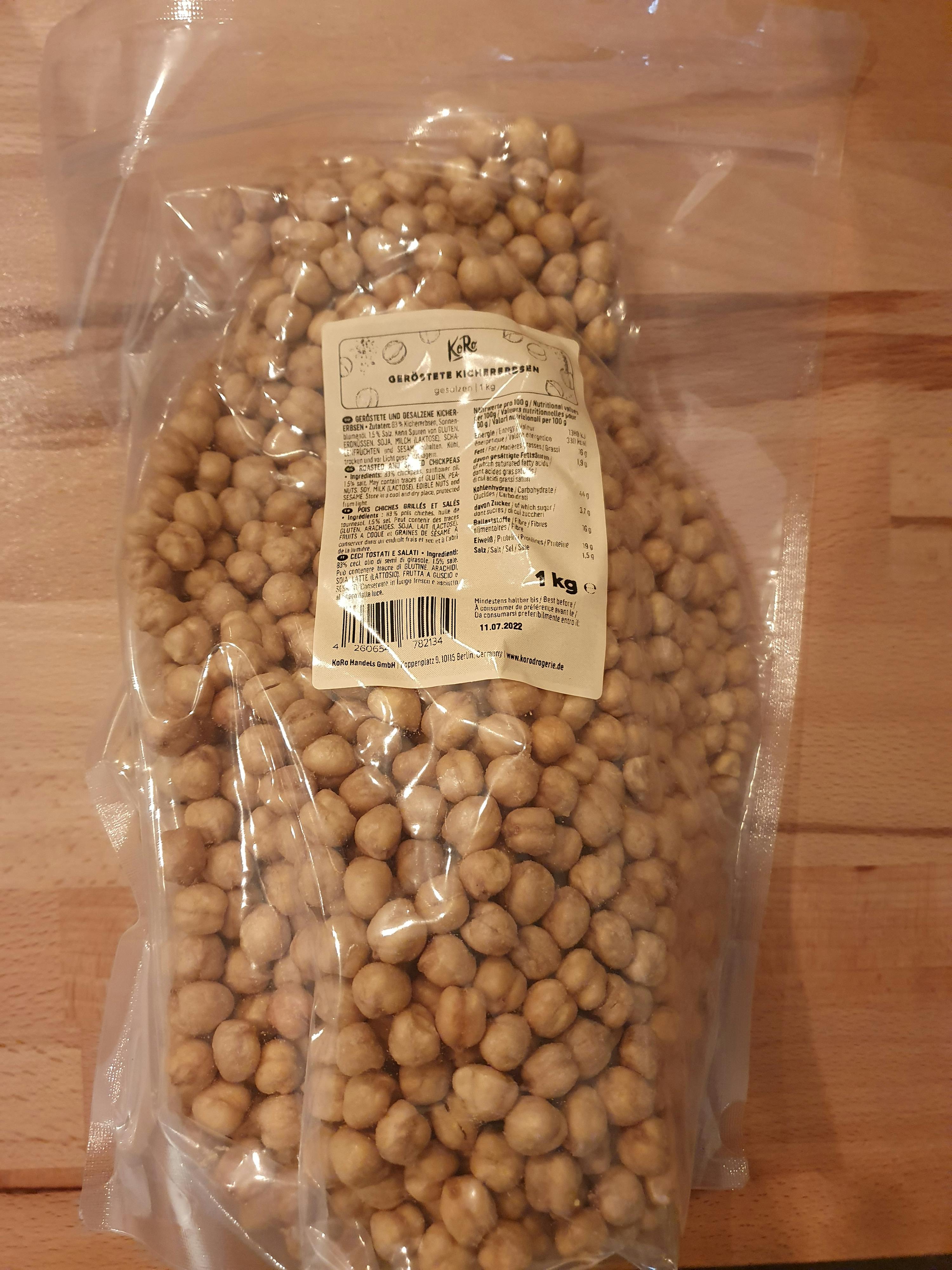 un sacchetto di nocciole è su un tavolo di legno