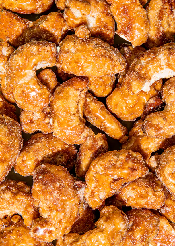 eine Nahaufnahme eines Haufens karamellisierten Cashewnüsse