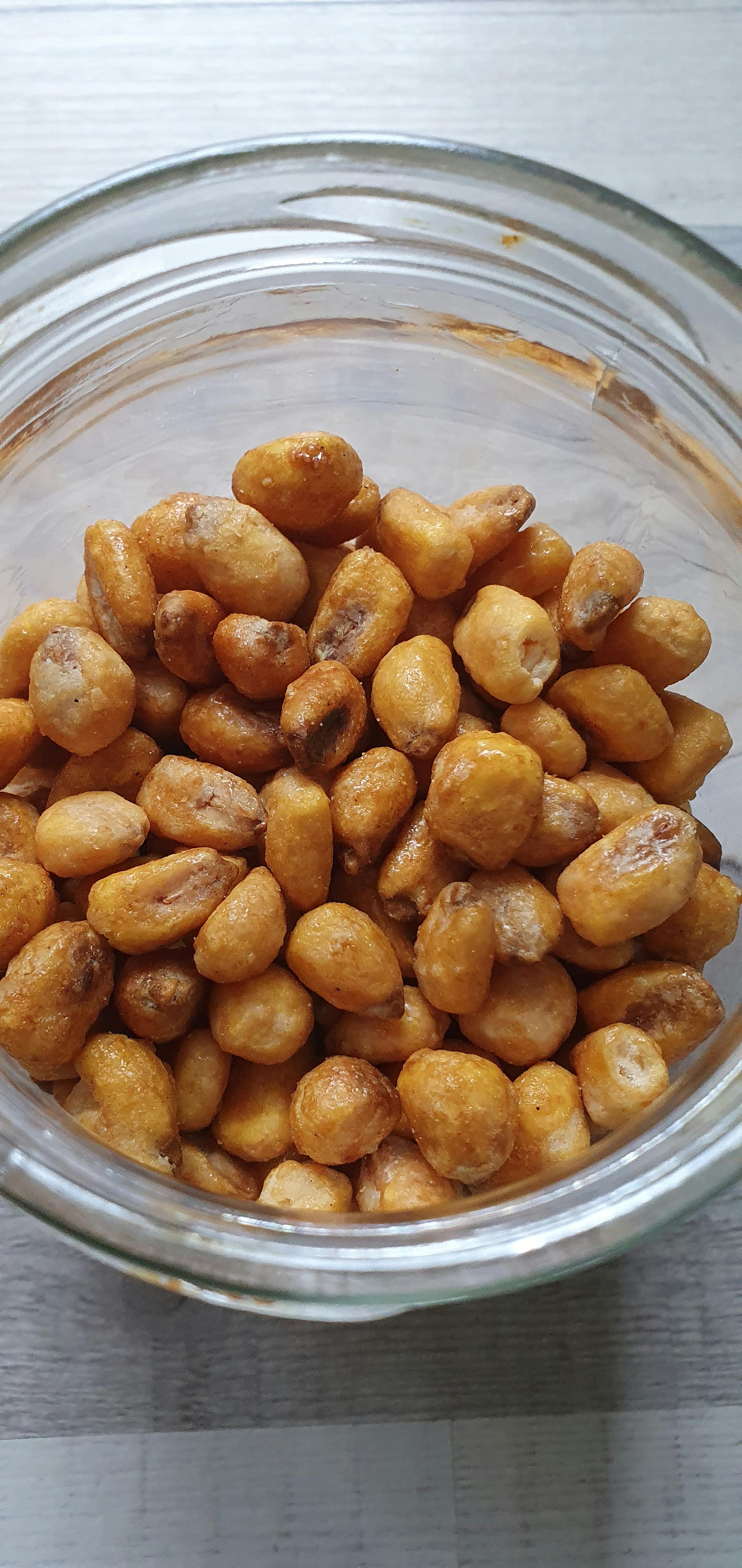 un barattolo di vetro pieno di arachidi tostate