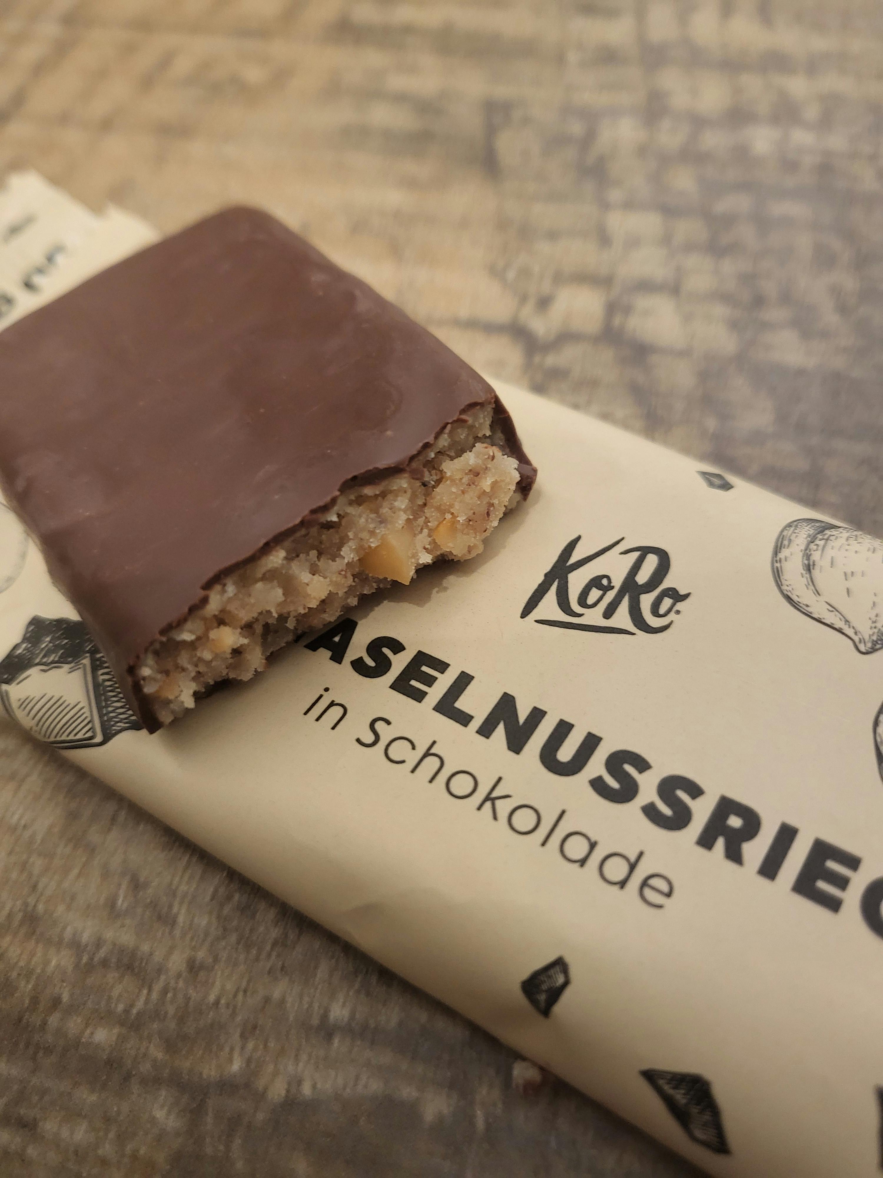 un gros plan d' une barre de chocolat avec une bouchée sortie