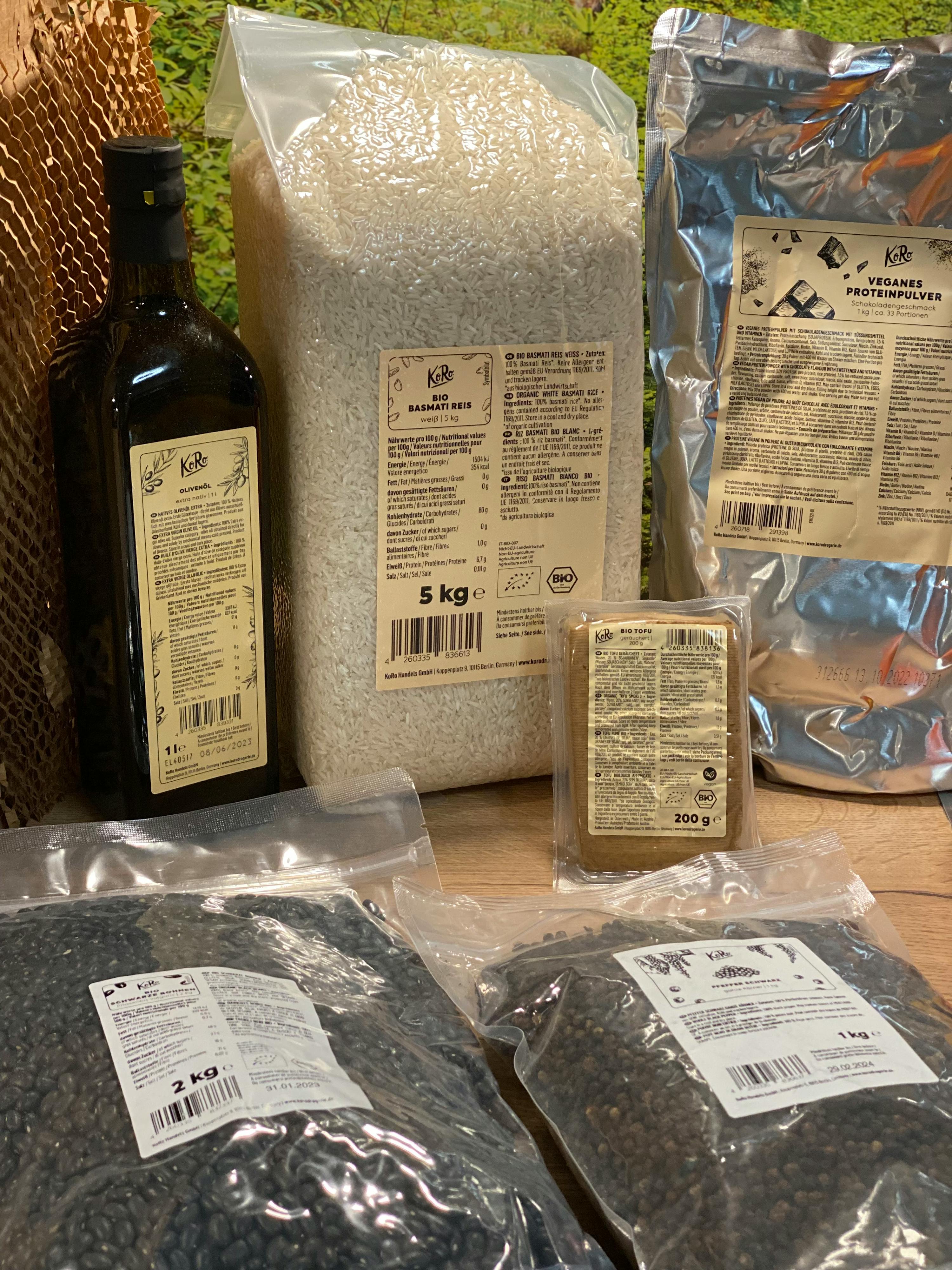 Eine Flasche Öl steht neben einem Paket Reis