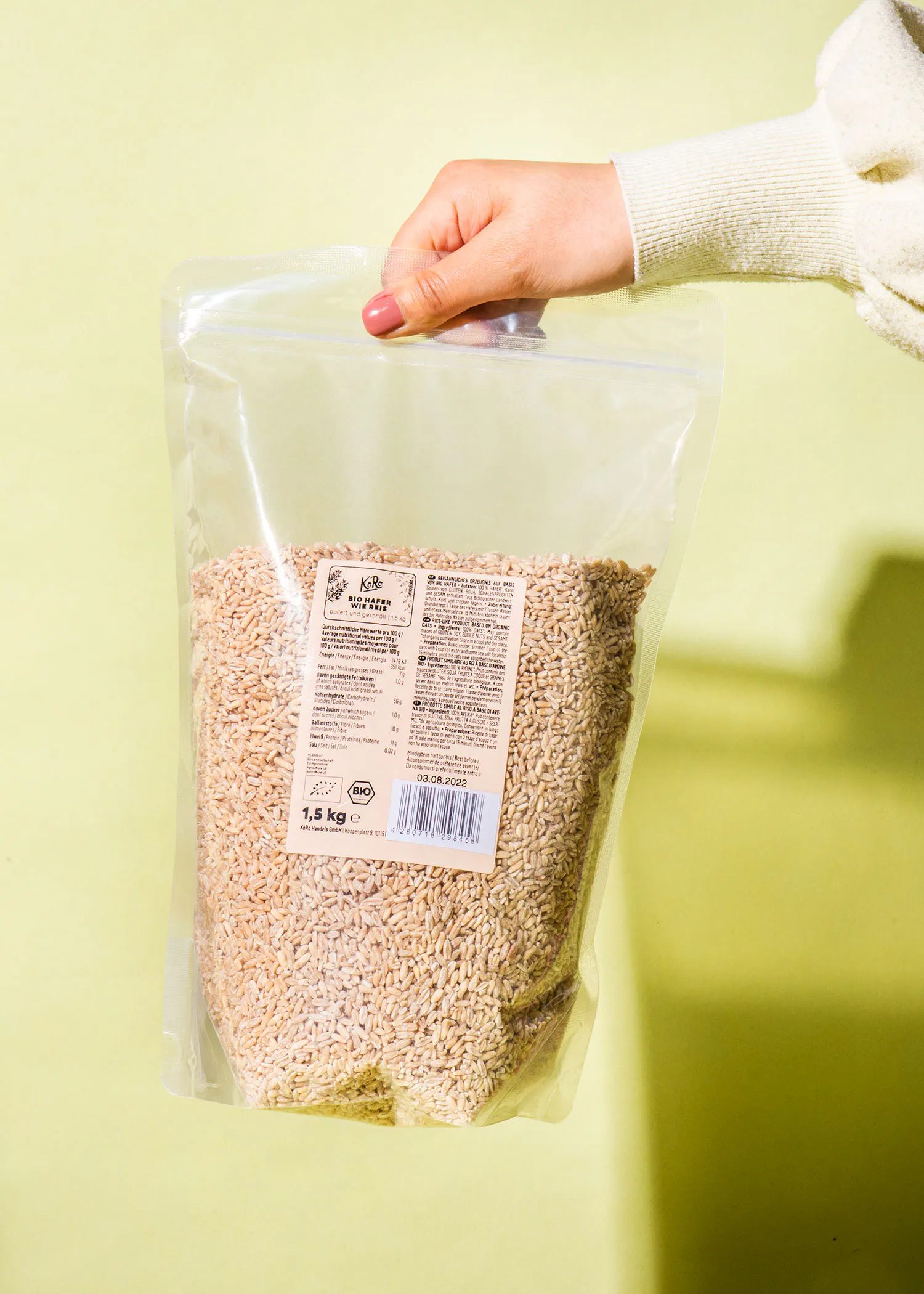 una persona tiene in mano un sacchetto di grano con una etichetta che dice " 1,5 kg "