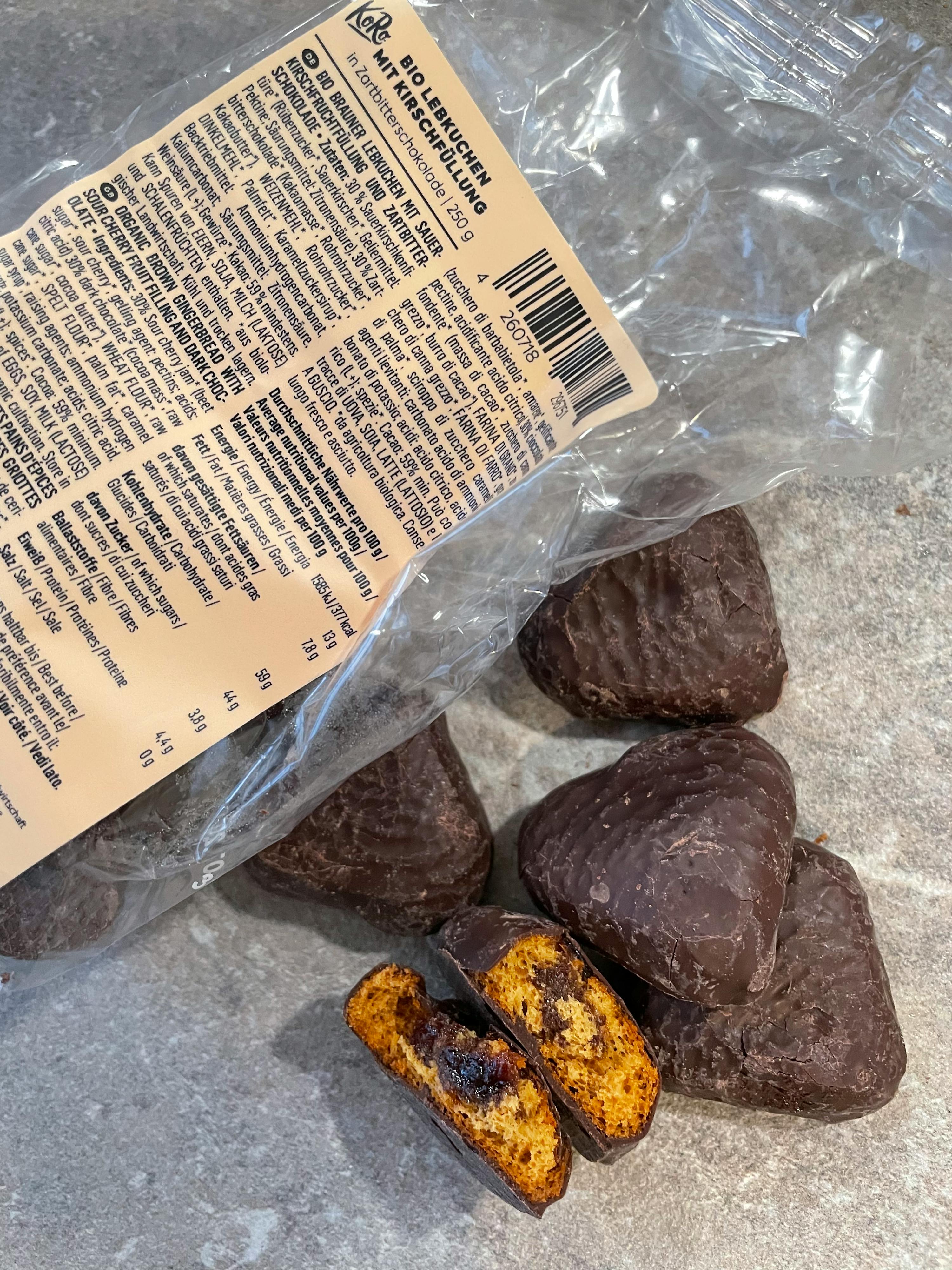 una confezione di biscotti con etichetta che dice bio lebkuchen mit kirschfüllung