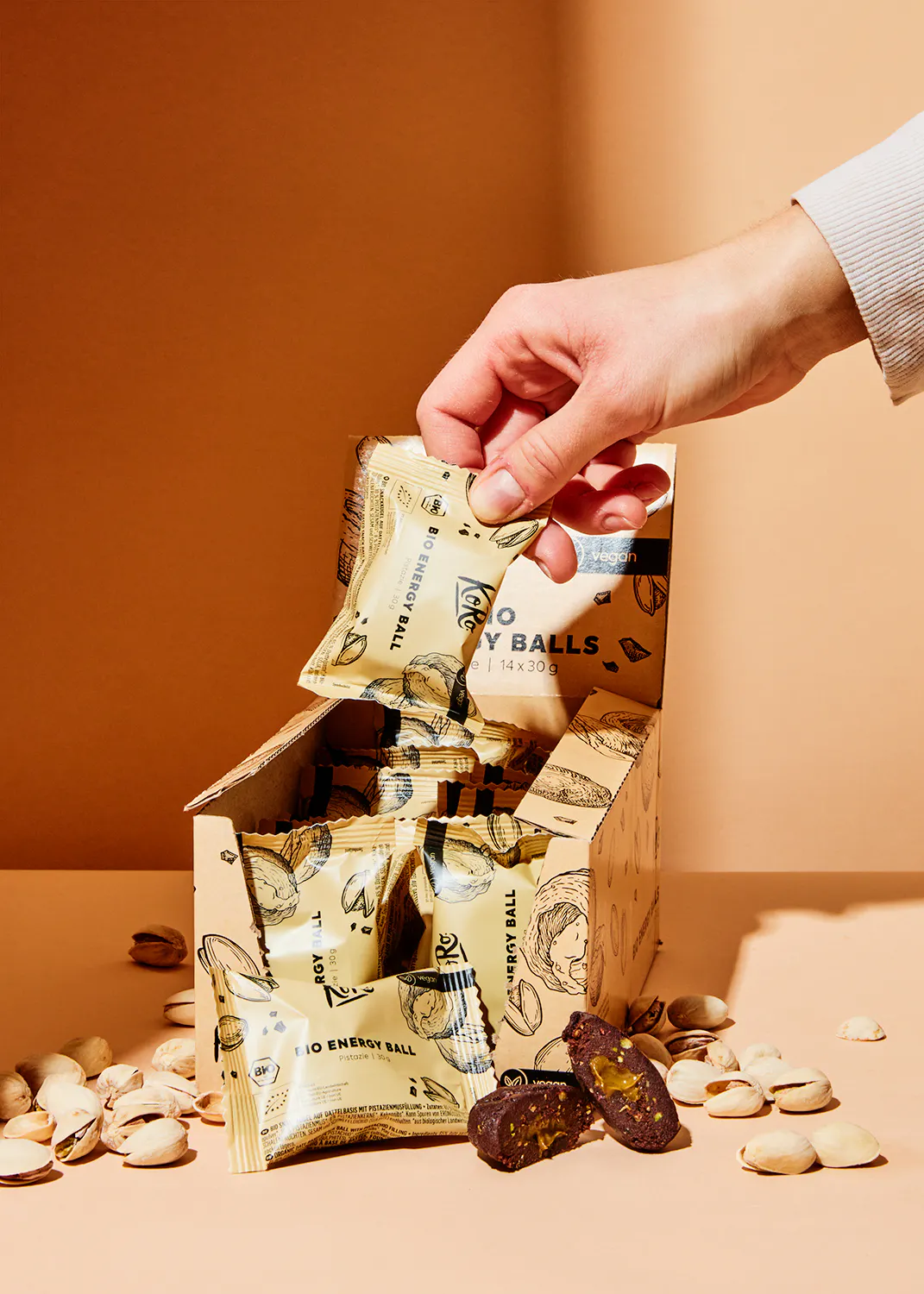 une personne sort une balle d' énergie d' une boîte