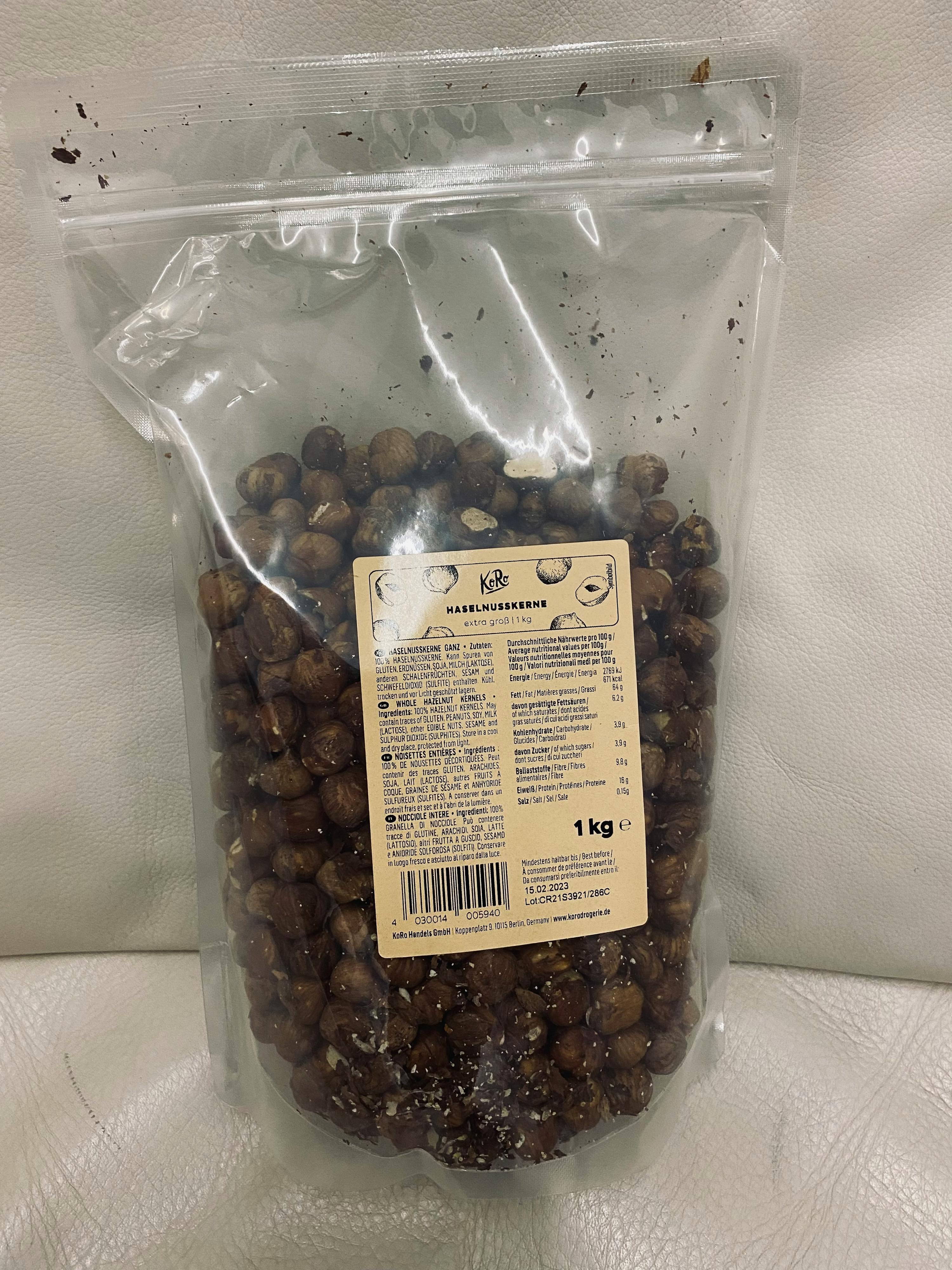 un sacchetto di nocciole con una etichetta che dice " 1 kg "