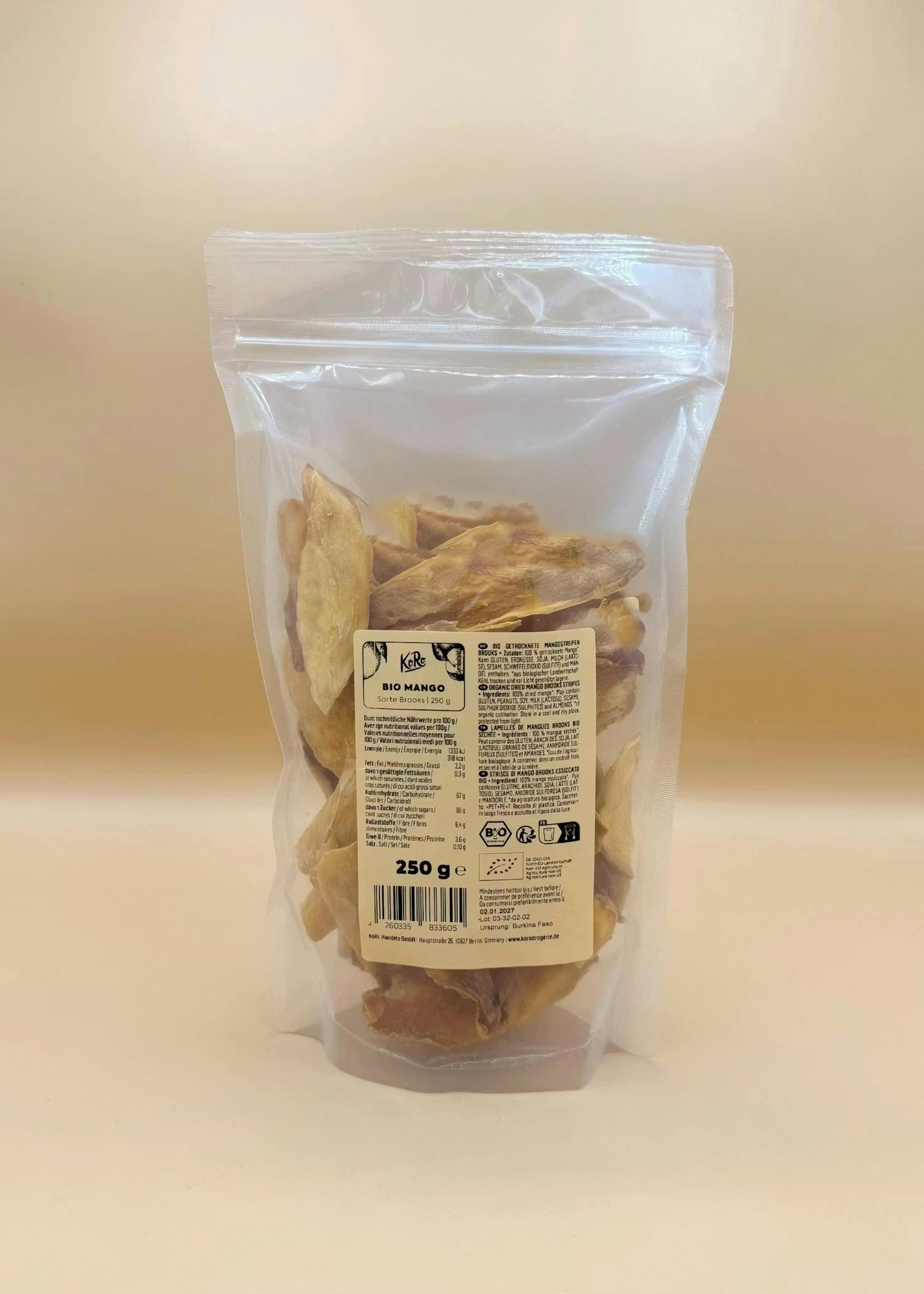 eine durchsichtige plastiktüte mit getrockneten mangoscheiben der marke koro, mit produktetiketten und nährwertangaben.