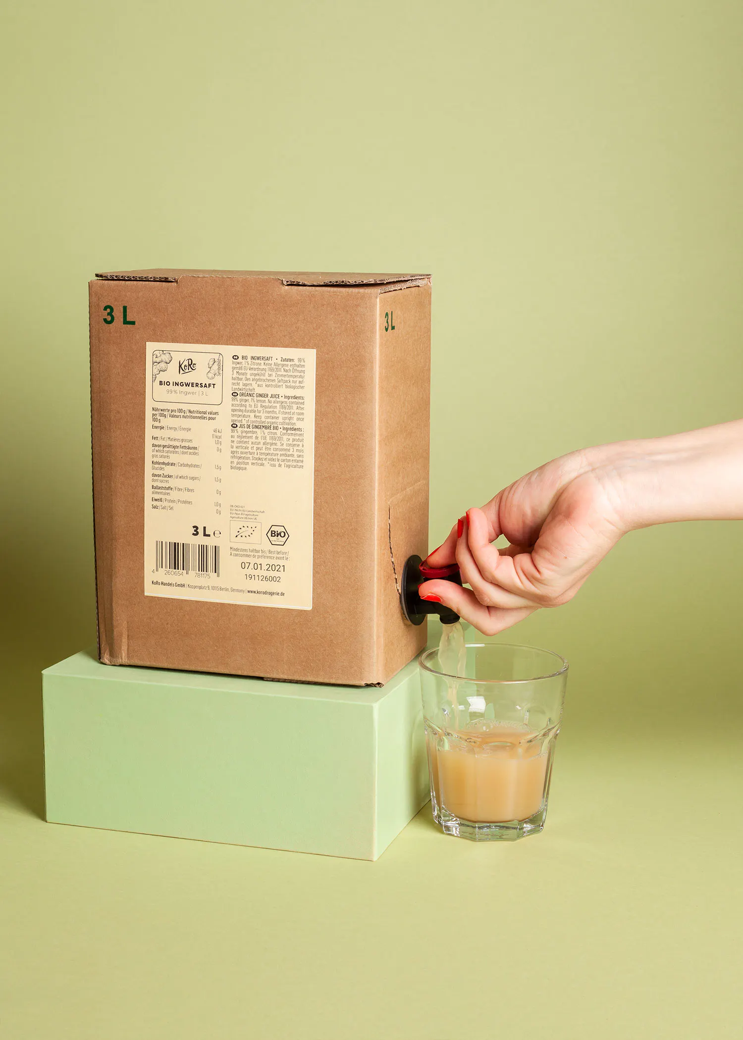 une personne verse du jus de pomme dans un verre