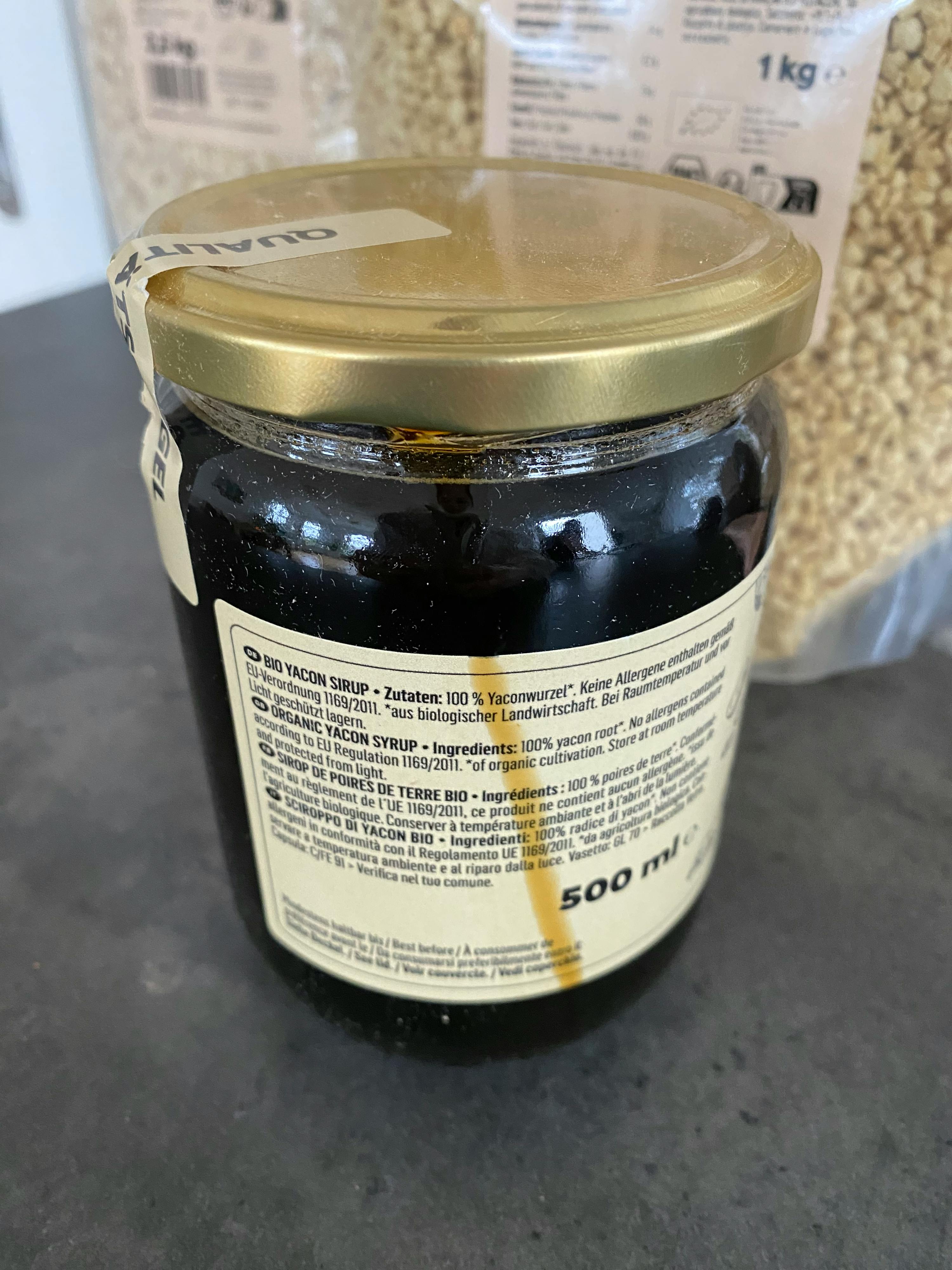 un gros plan d' un bocal de sirop avec 500 ml