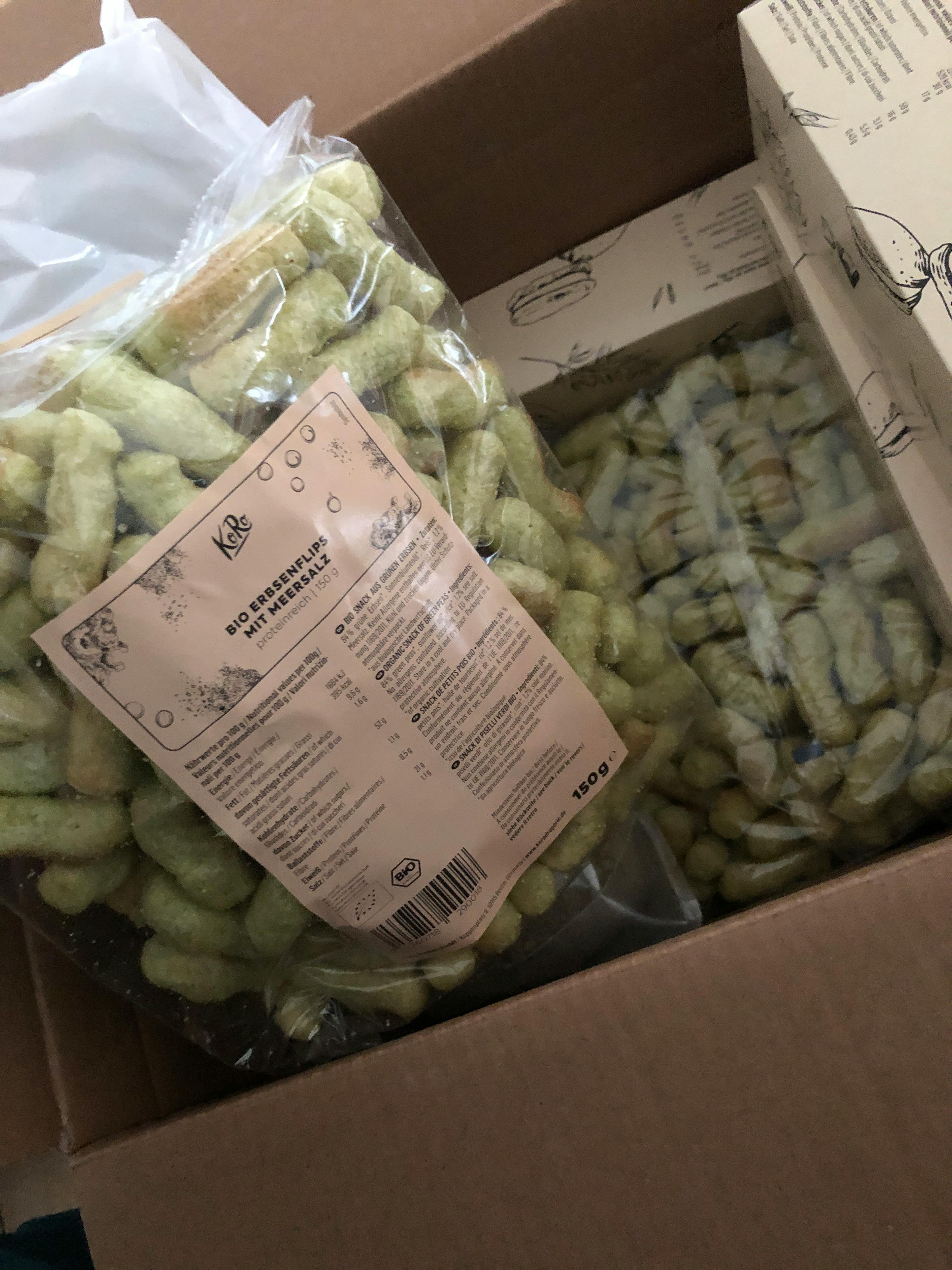 eine Schachtel mit grünen Snacks mit einem Etikett , das sagt " superfood mit mineralien "