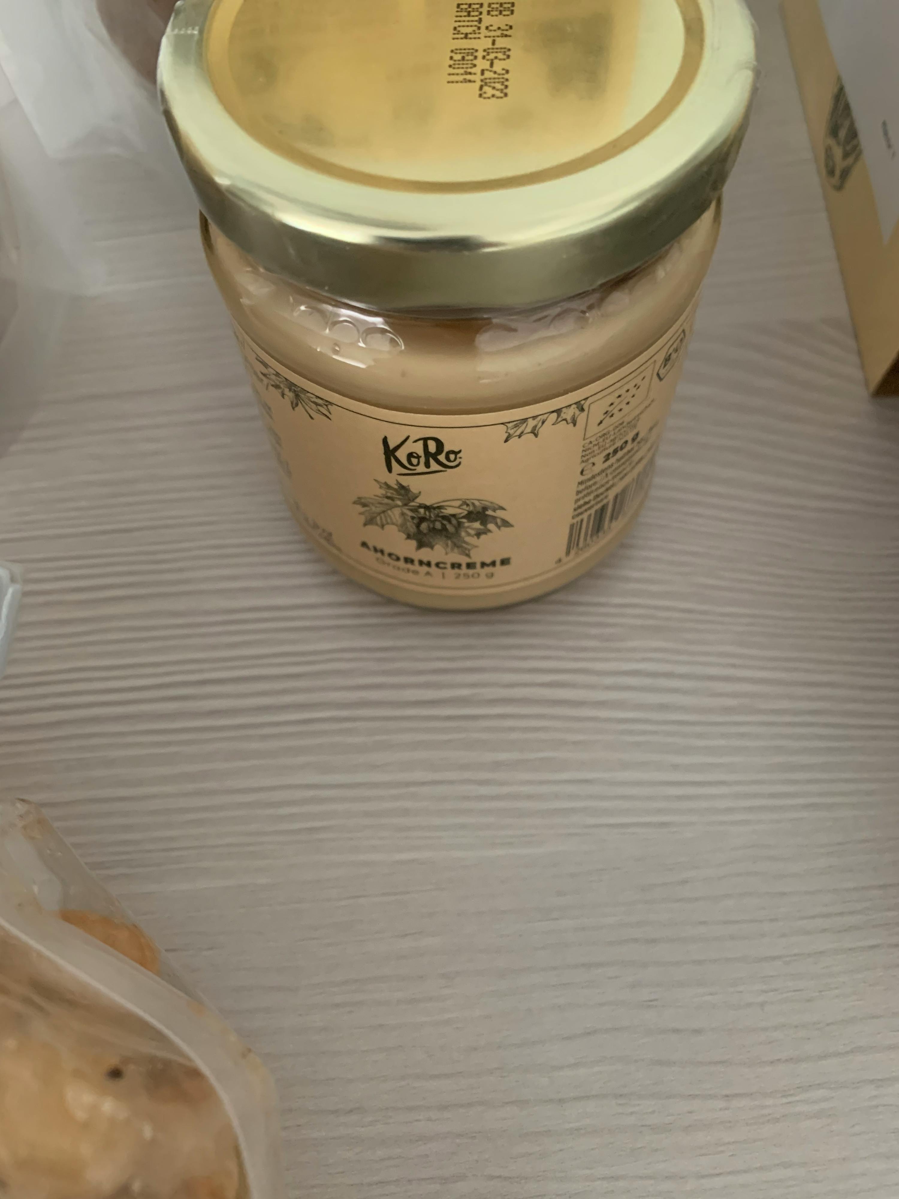 ein Glas mit einer Marke namens kore steht auf einem Holztisch