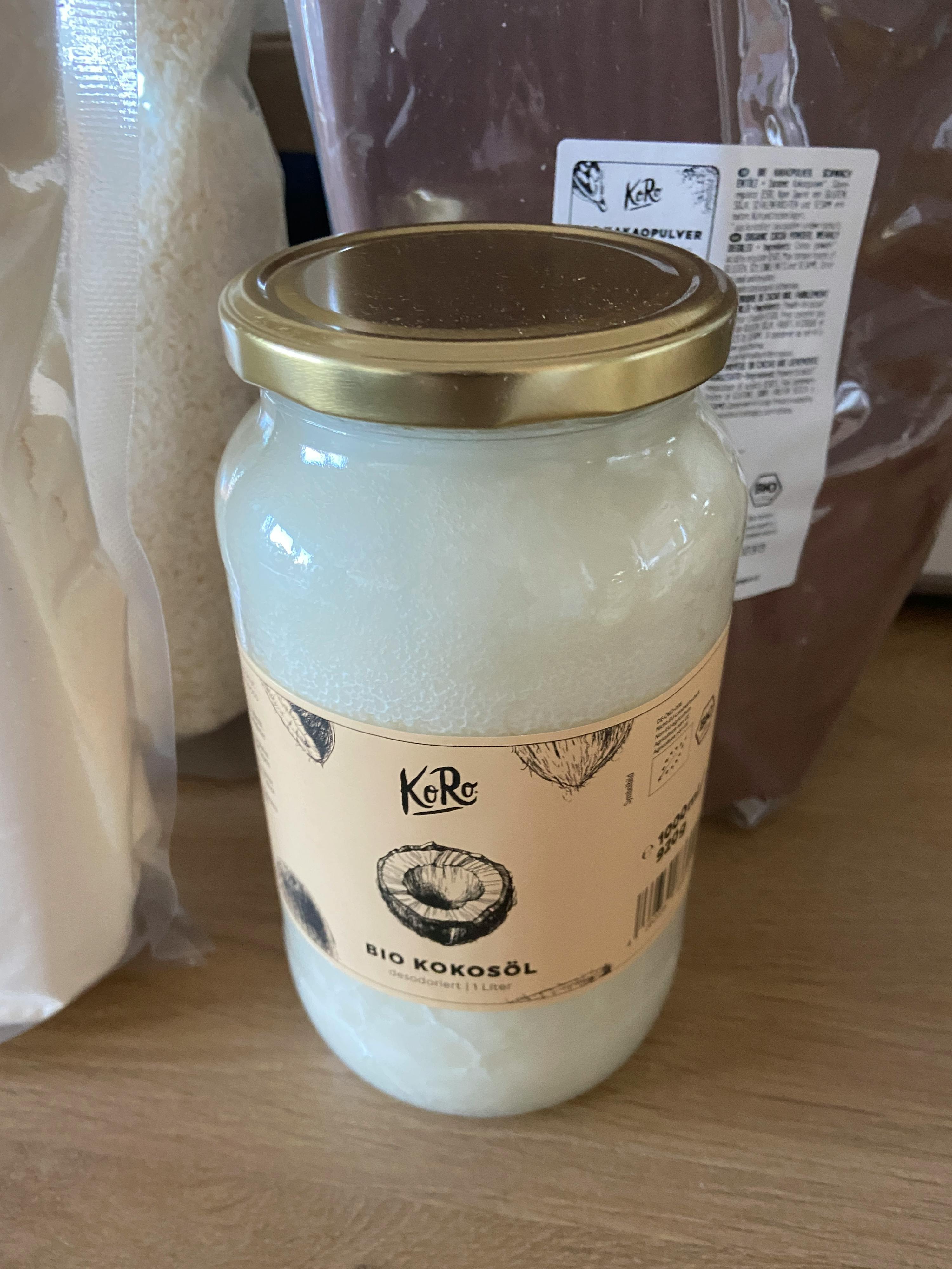 ein Glas Kokosöl steht auf einem Tisch