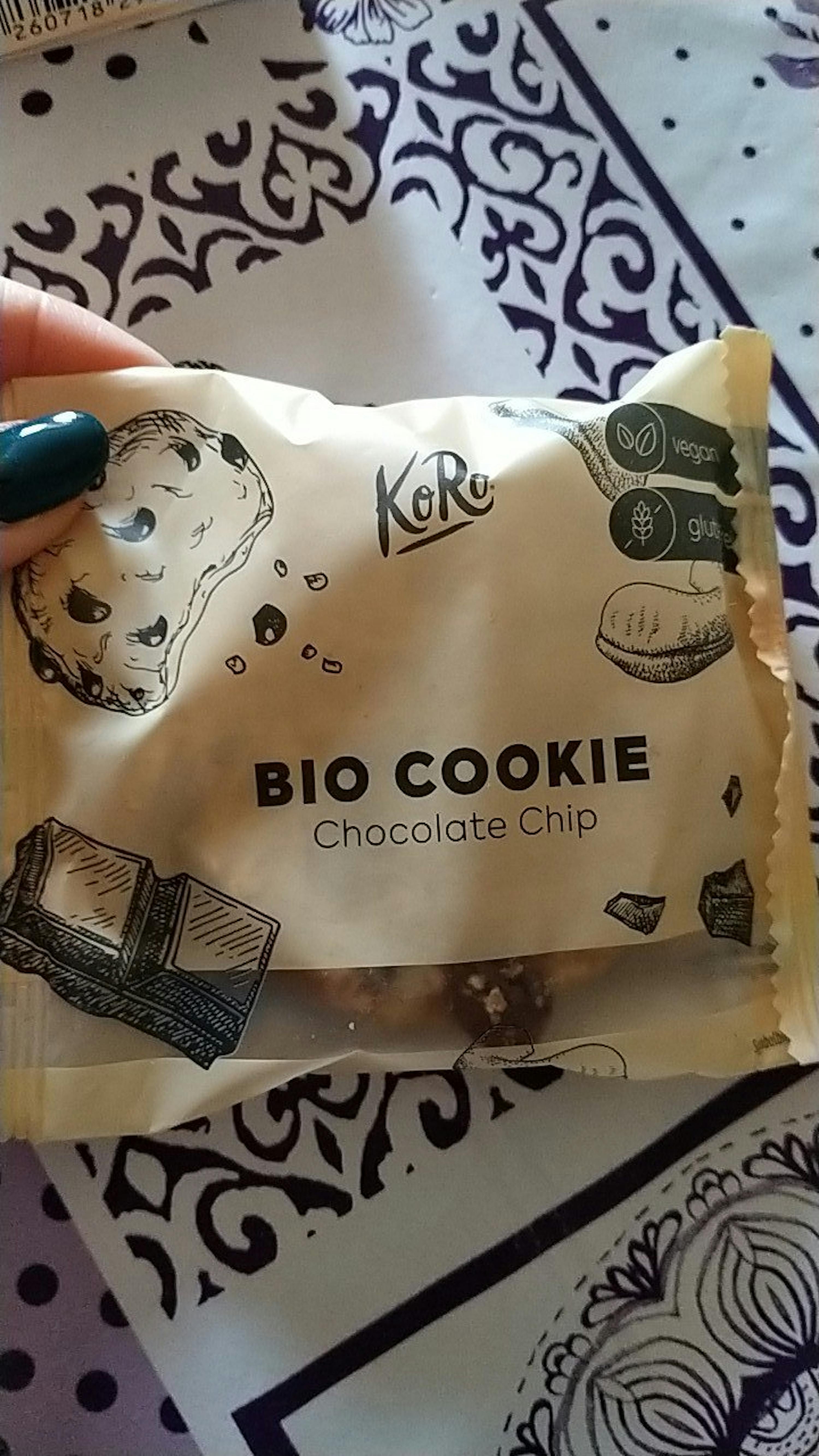 eine Person hält eine Tüte Bio-Schokoladenchip-Kekse