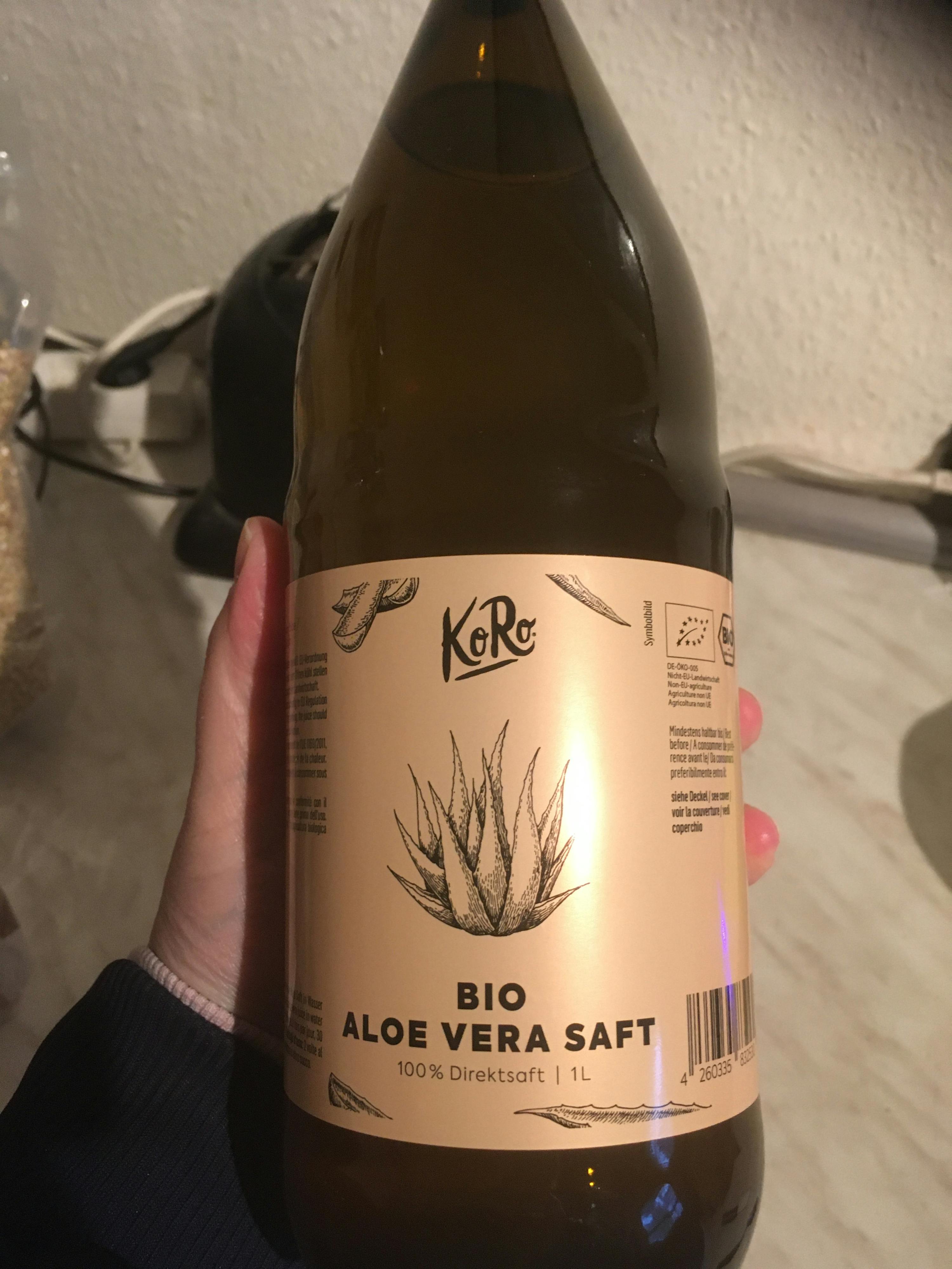 une personne tient une bouteille d' aloe vera saft bio