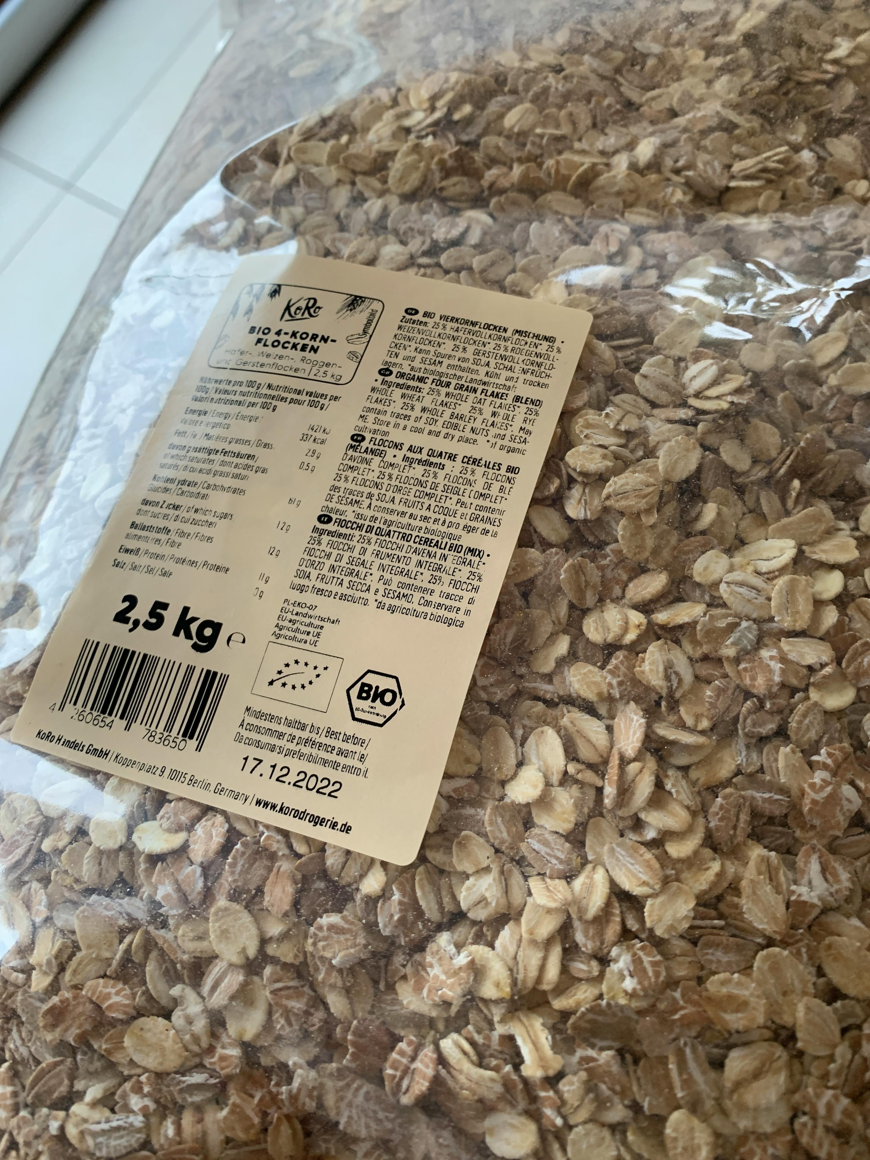 un sacchetto di farina d' avena bio con un etichetta