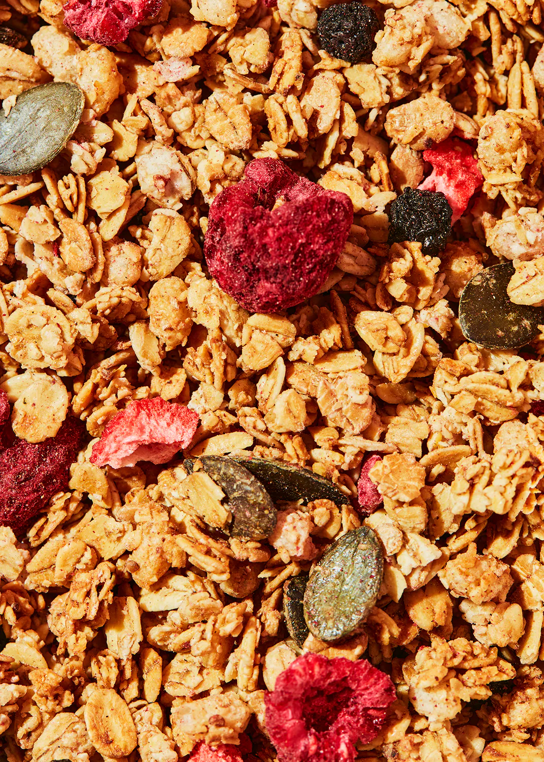 un tas de granola avec des baies et des graines